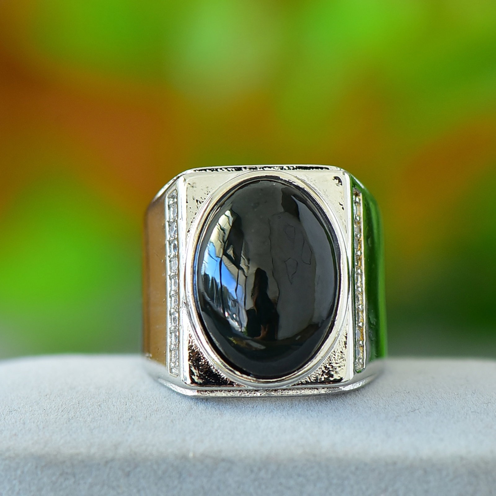 An Exquisite Bronze Inlaid Green Jade Ring: An Exquisite Bronze Inlaid Green Jade Ring,Size:0.5inx0.7in 铜镶青玉戒指