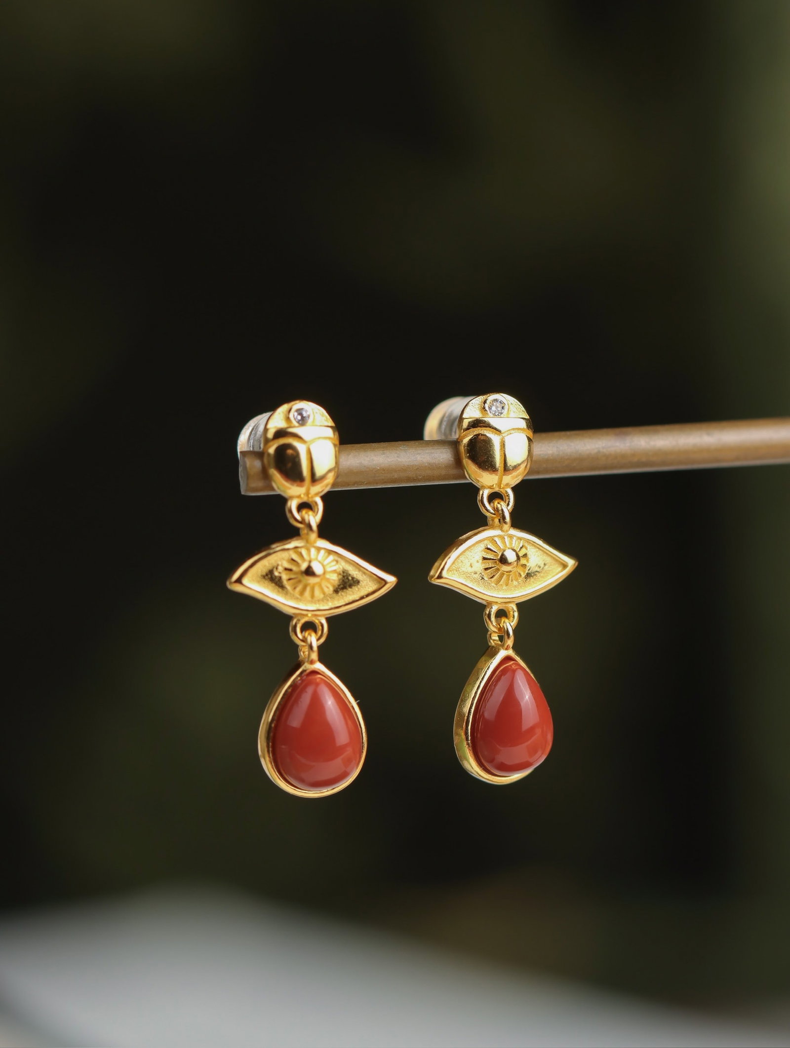A Pair of Exquisite Sterling Silver-Gold Plated Inlaid Agate Enamel Earrings: A Pair of Exquisite Sterling Silver-Gold Plated Inlaid Agate Enamel Earrings 一对纯银镀金镶玛瑙珐琅耳环