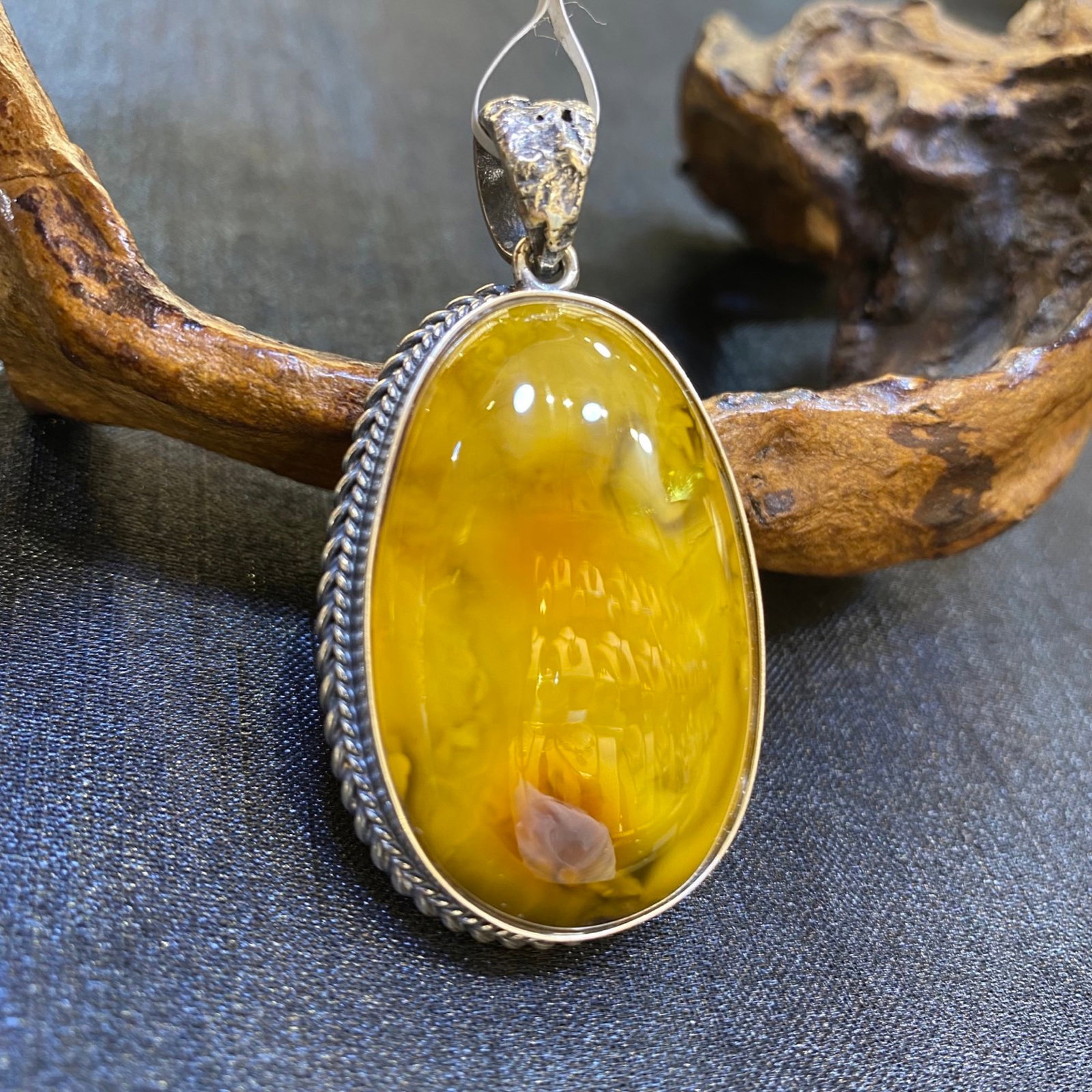 An Exquisite Beeswax Inlaid Silver Necklace: An Exquisite Beeswax Inlaid Silver Necklace,Size:1.1in,Weight:13.9g 蜜蜡镶银项链