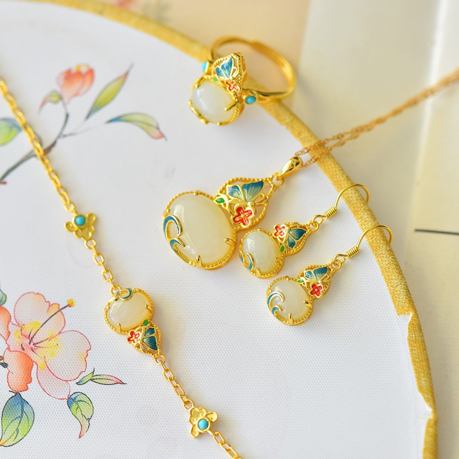 A Set of Fine Sterling Silver-Gold Plated Inlaid White Jade Jewelrys: A Set of Fine Sterling Silver-Gold Plated Inlaid White Jade Jewelrys 一套纯银镀金镶白玉首饰
