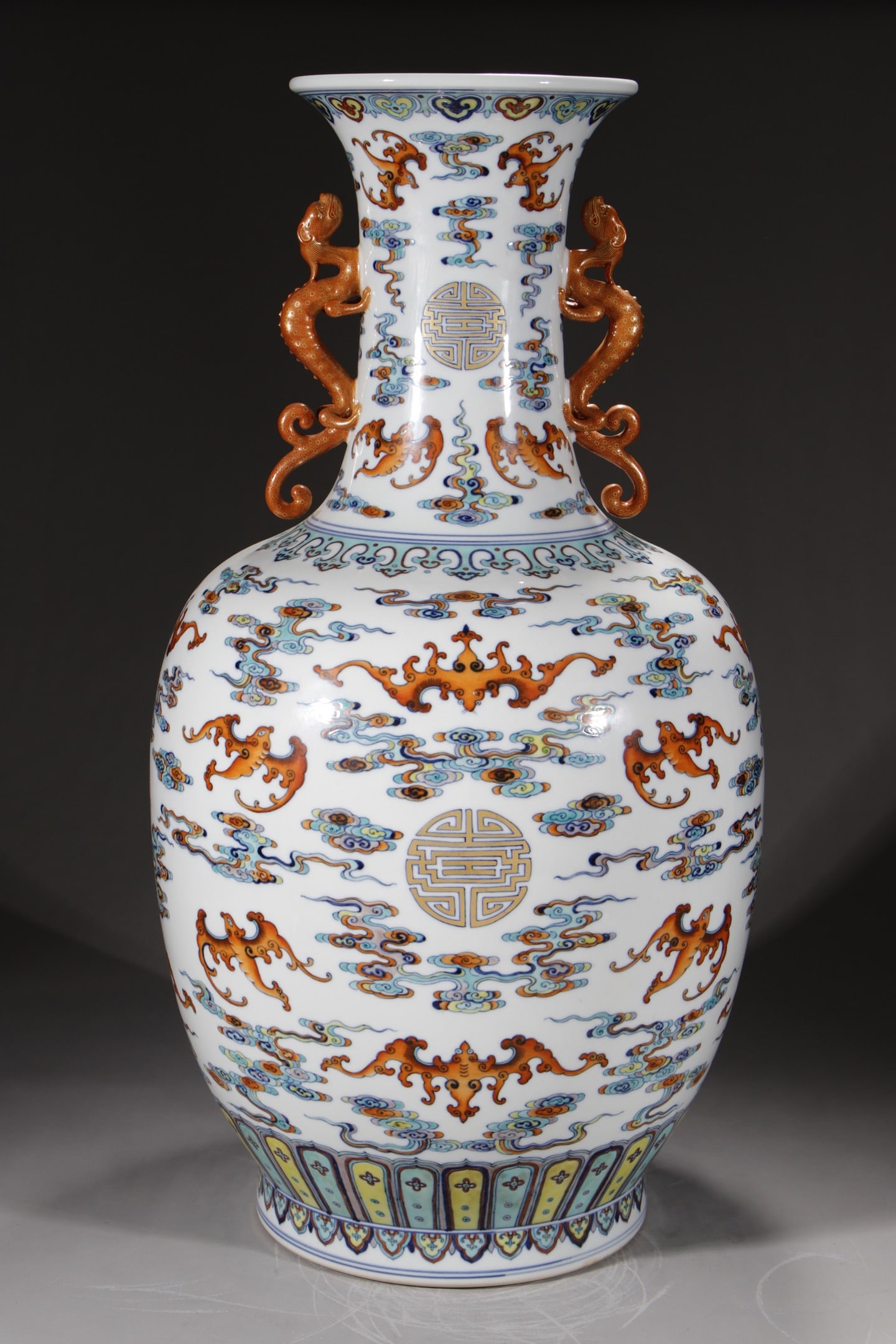 A Huge Doucai Auspicious Cloud,Bats and Peach Pattern Dragon-Ears Vase: A Huge Doucai Auspicious Cloud,Bats and Peach Pattern Dragon-Ears Vase,Qing Dynasty,China,Qianlong Six-character Mark,Size:28.3in 斗彩祥云福寿纹龙೑