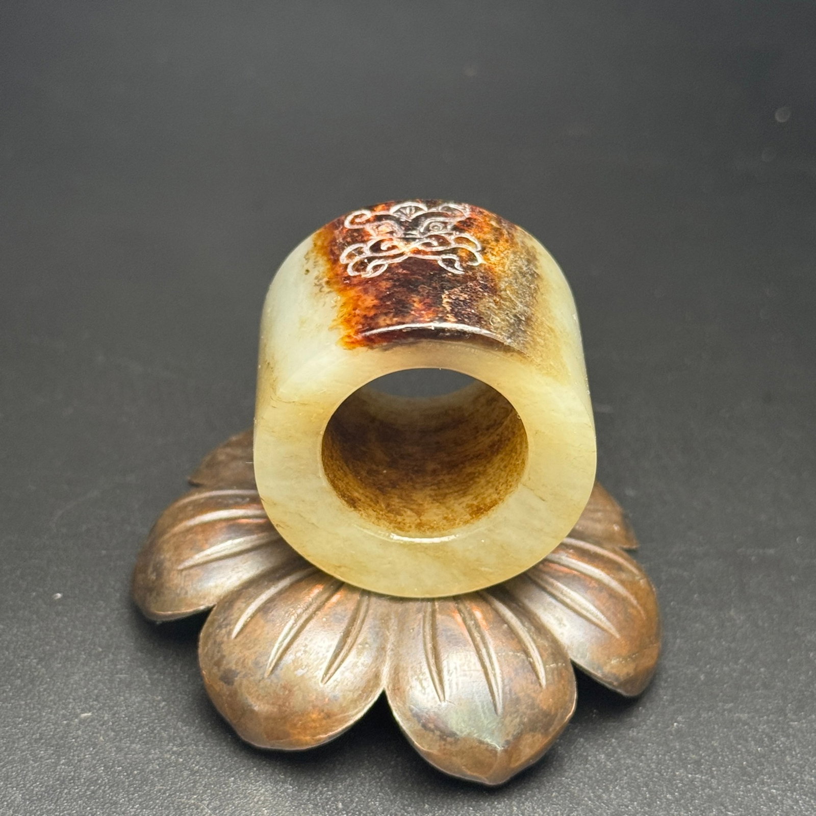 An Exquisite White Jade Beast-Face Pattern Thumb Ring - 6
