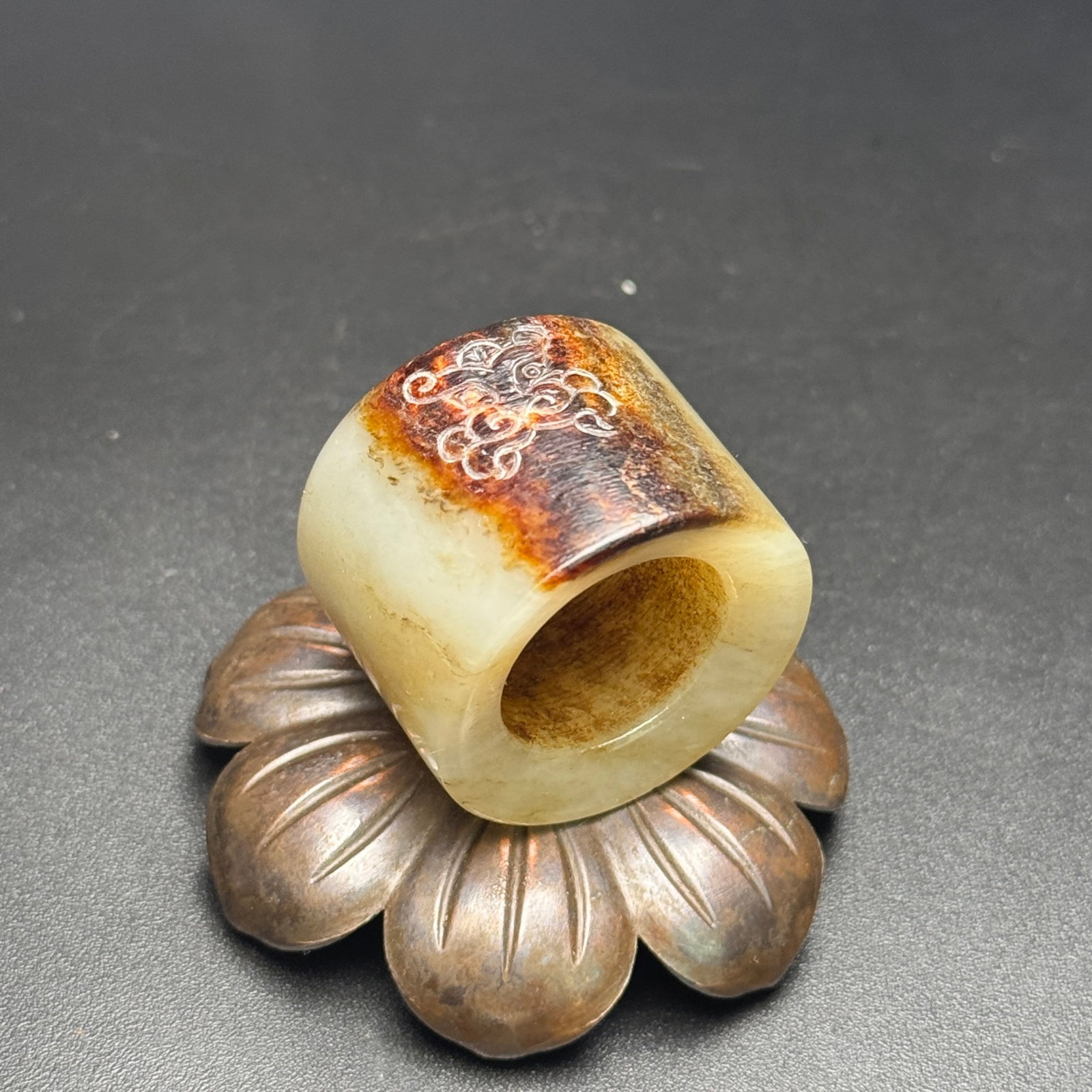 An Exquisite White Jade Beast-Face Pattern Thumb Ring - 7