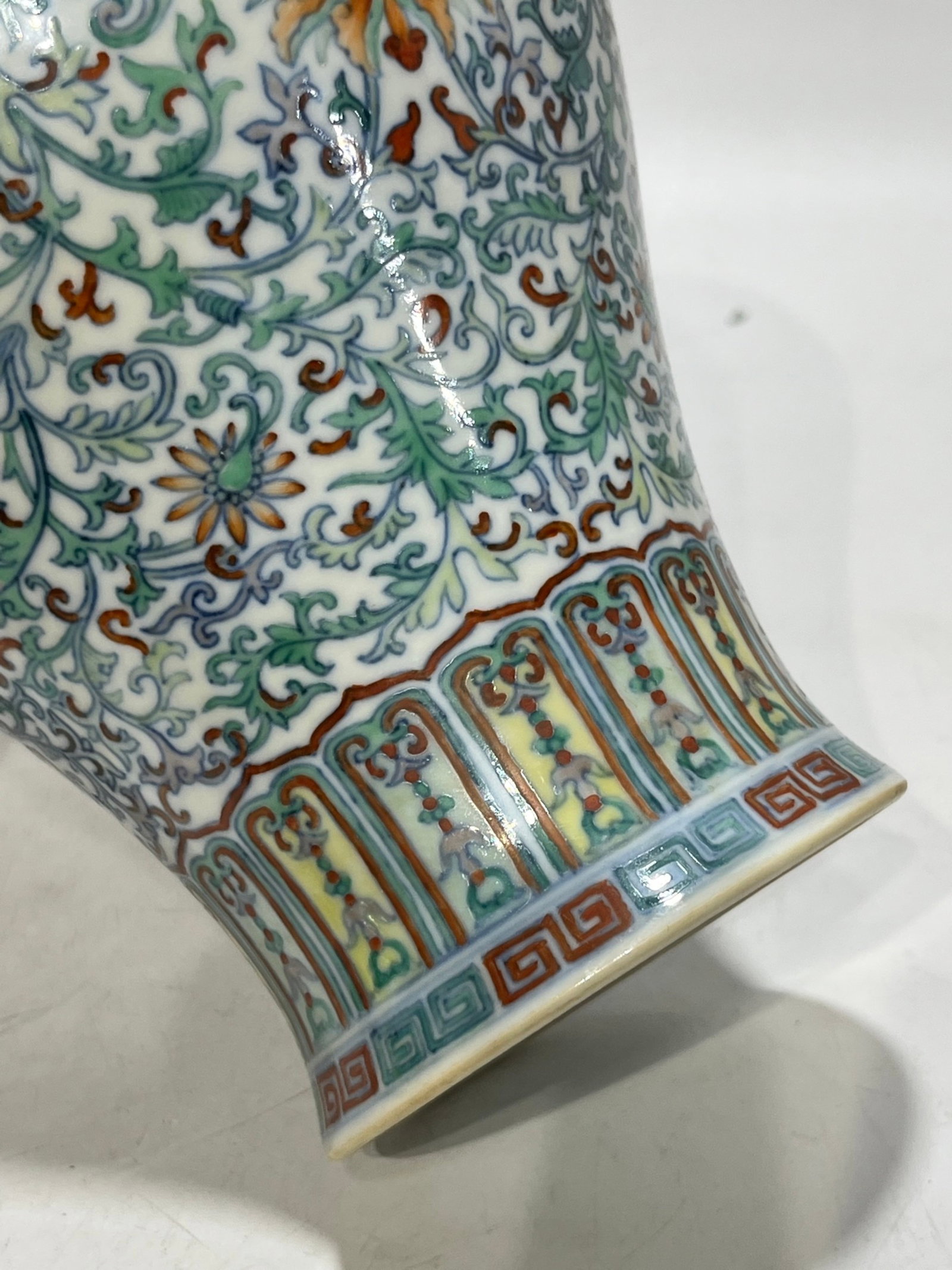 An Exquisite Doucai Lotus Pattern Vase - 10