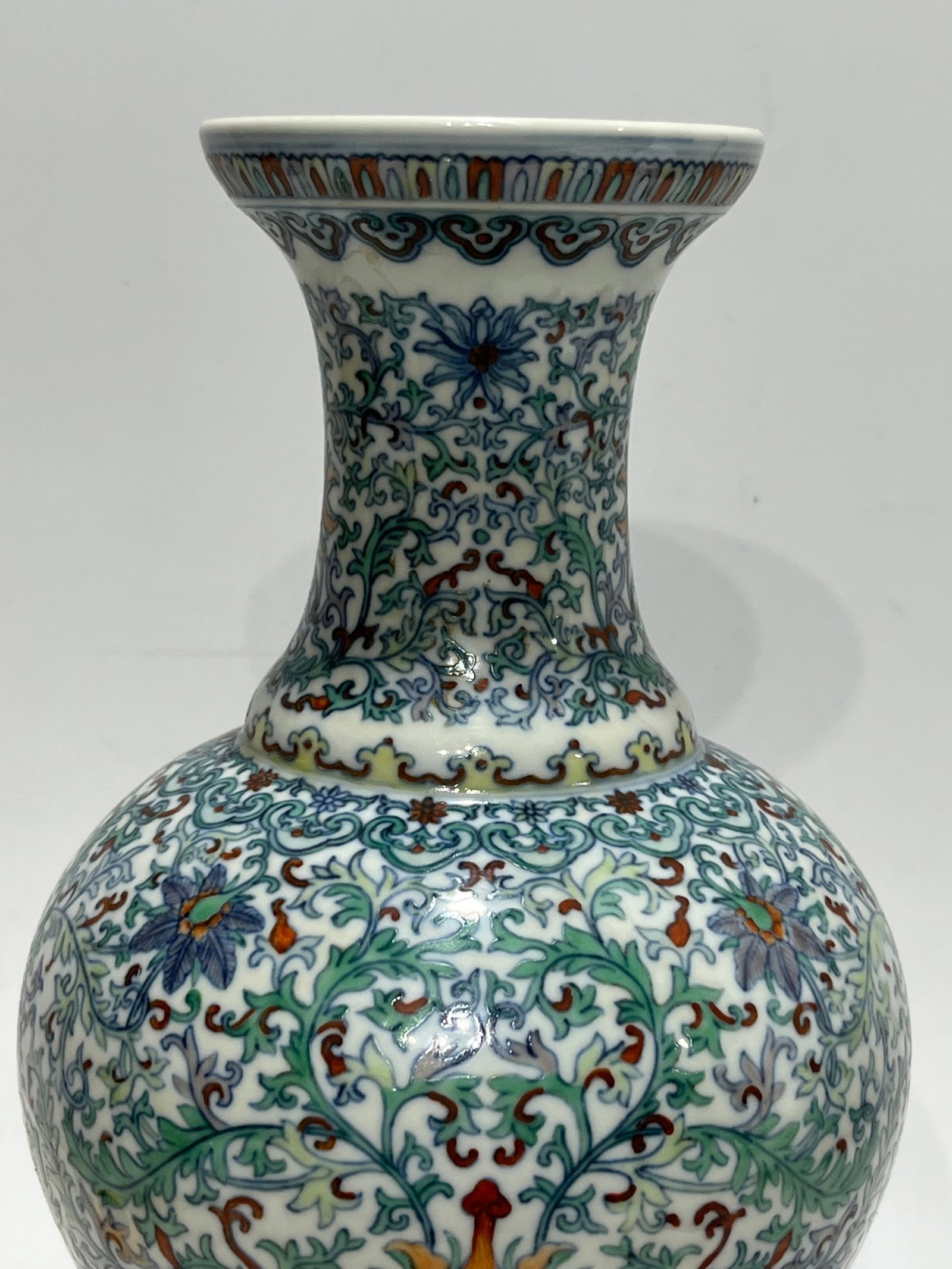 An Exquisite Doucai Lotus Pattern Vase - 2