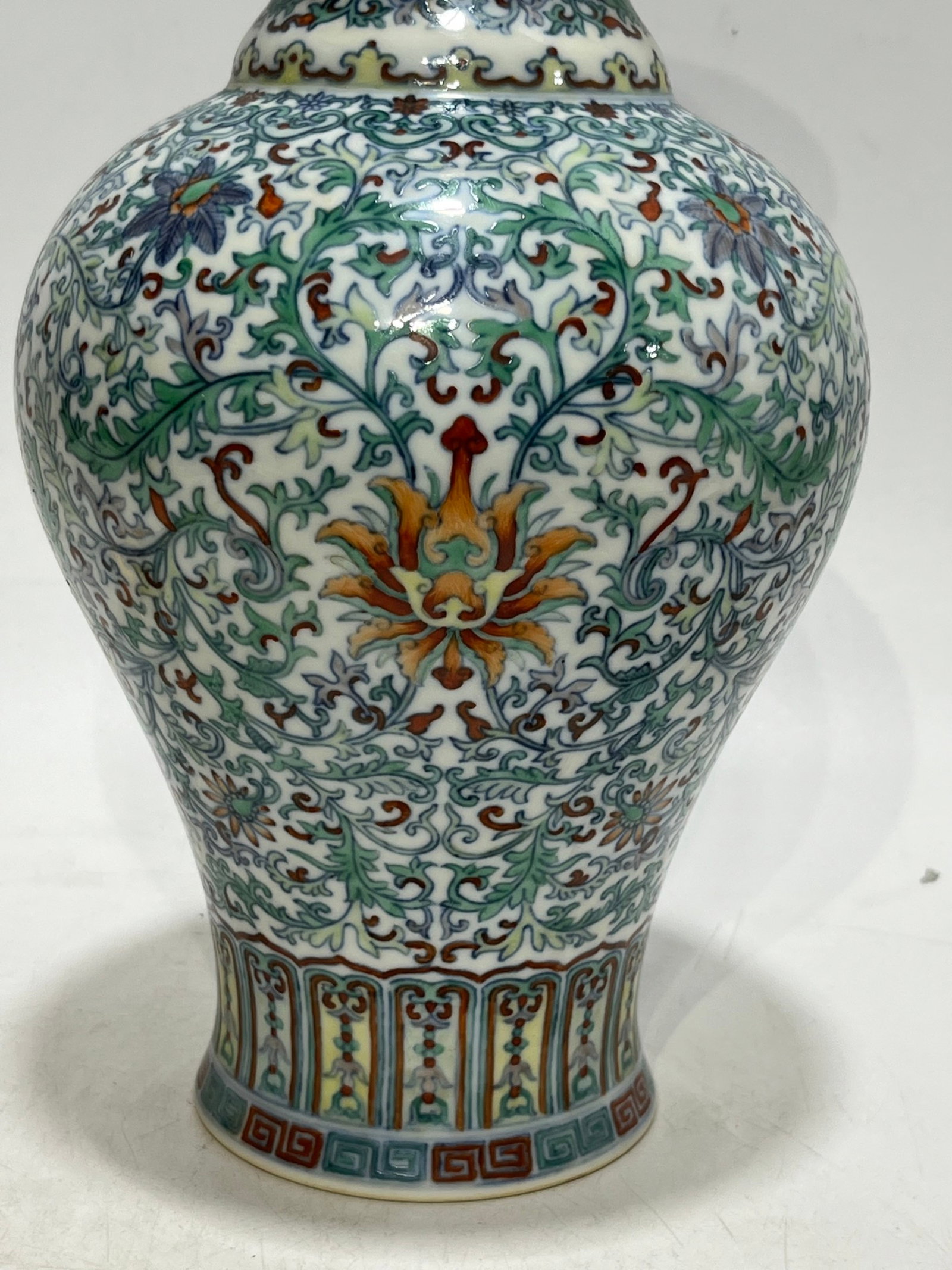 An Exquisite Doucai Lotus Pattern Vase - 3