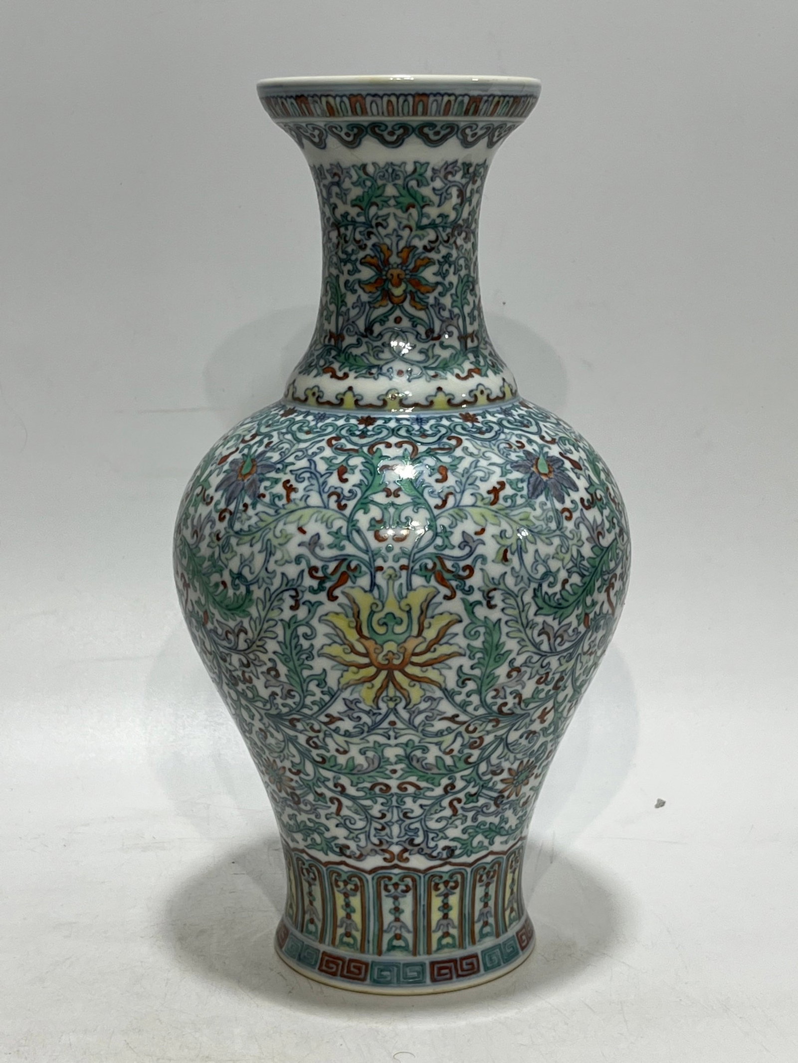 An Exquisite Doucai Lotus Pattern Vase - 4