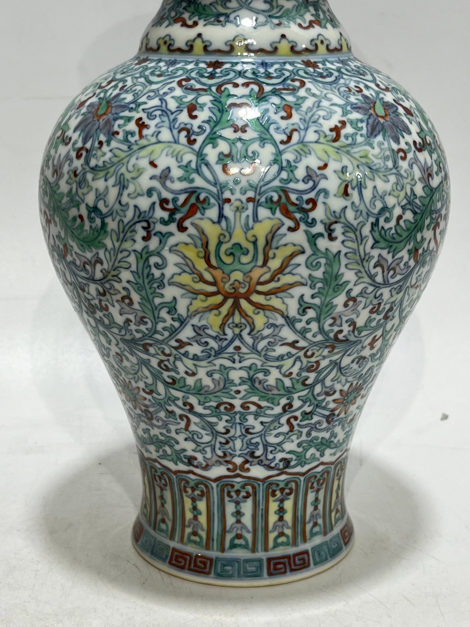 An Exquisite Doucai Lotus Pattern Vase - 5