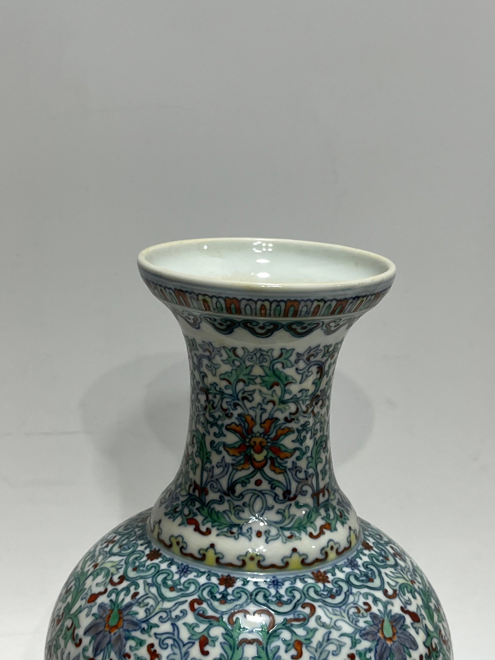 An Exquisite Doucai Lotus Pattern Vase - 6