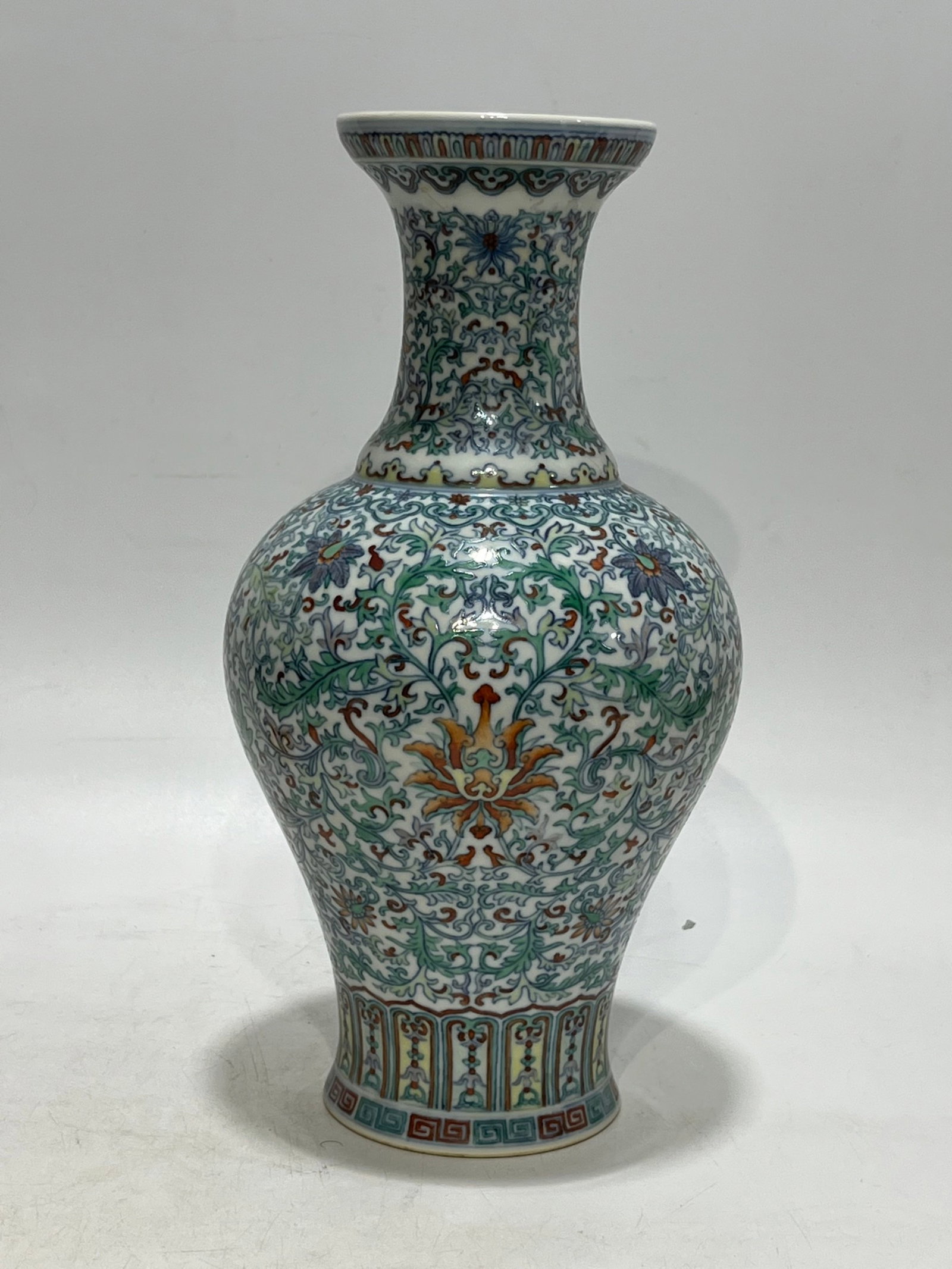 An Exquisite Doucai Lotus Pattern Vase - 7