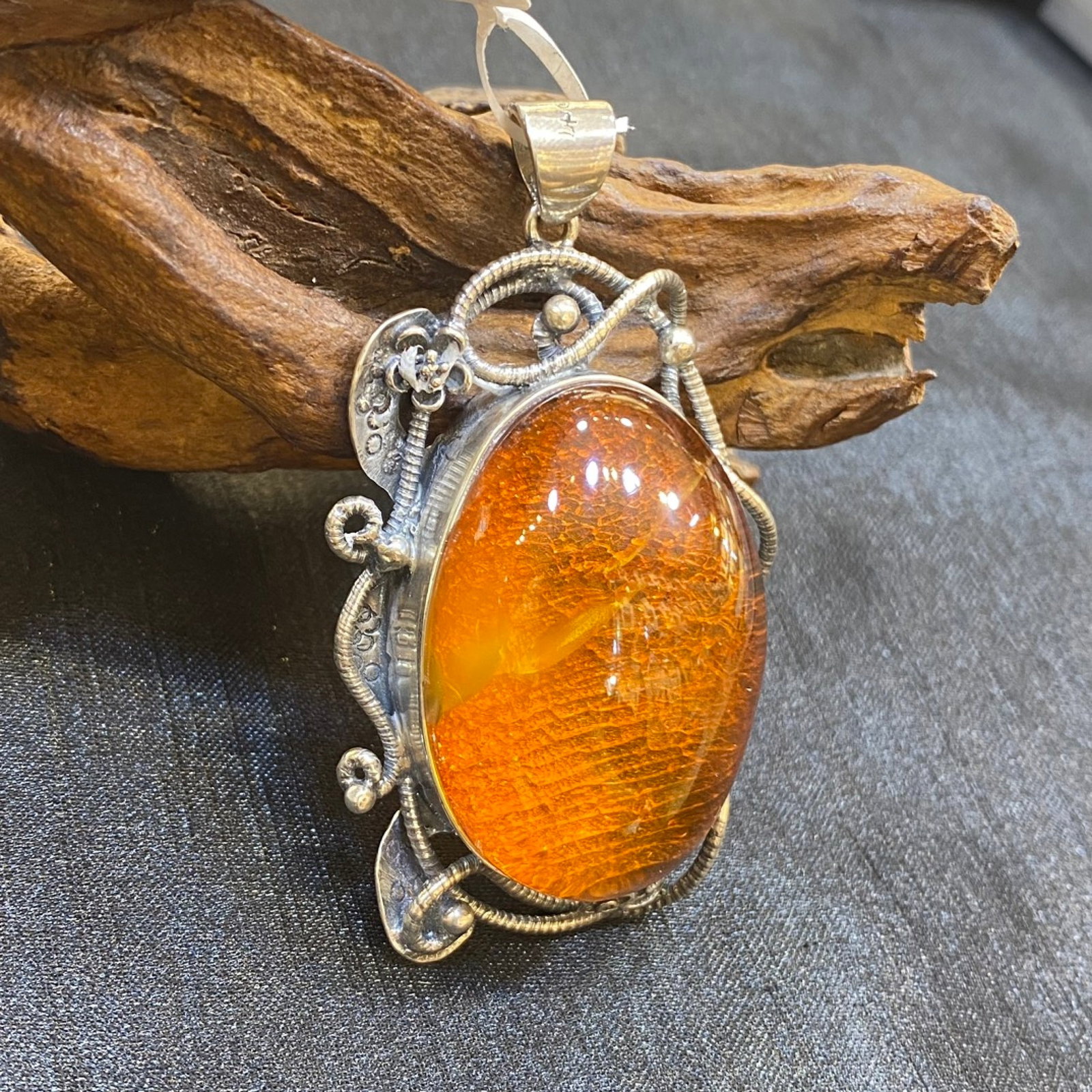 An Exquisite Beeswax Inlaid Silver Necklace: An Exquisite Beeswax Inlaid Silver Necklace,Size:1.2in,Weight:28.3g 蜜蜡镶银项链