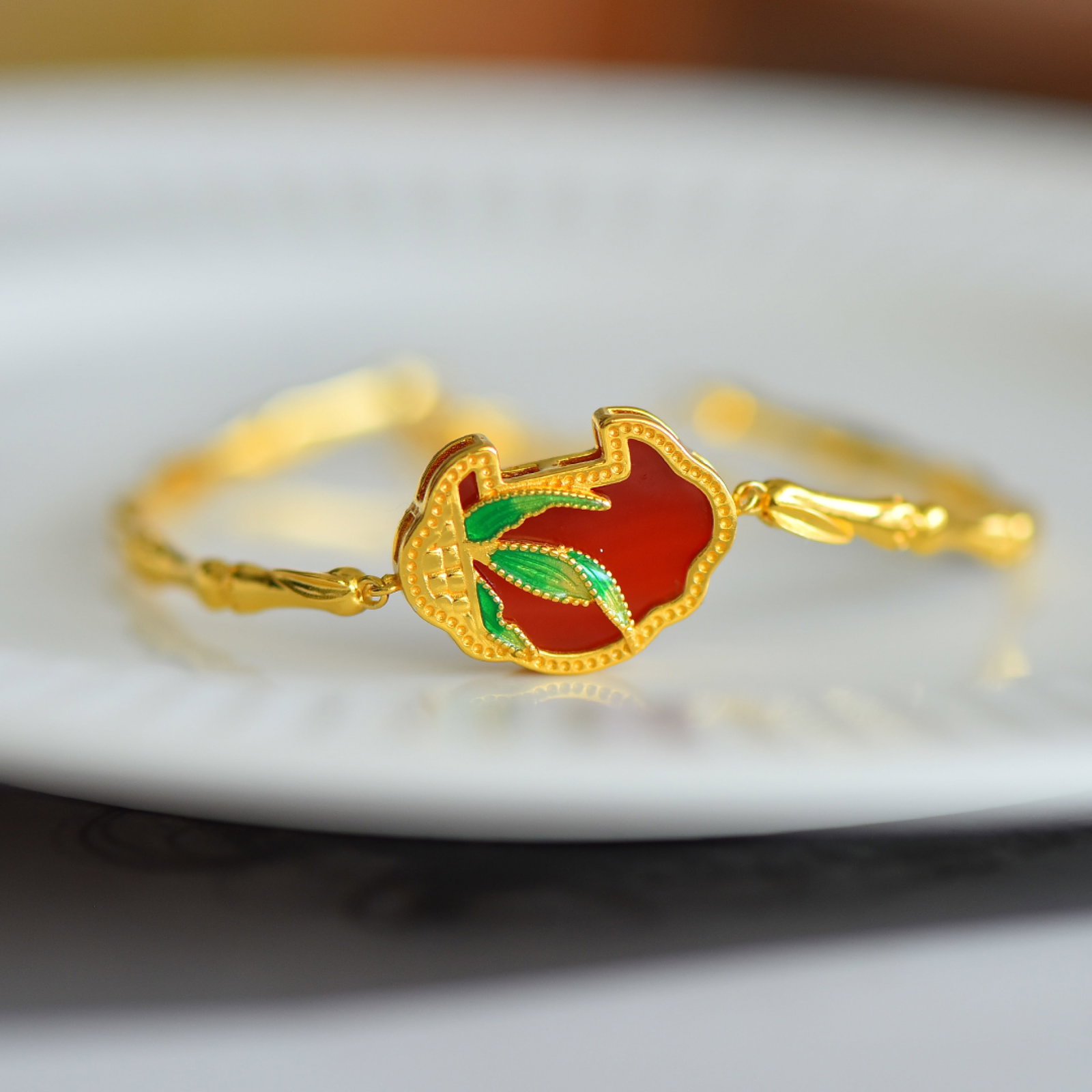 An Exquisite Sterling Silver-Gold Plated Inlaid Agate Bracelets: An Exquisite Sterling Silver-Gold Plated Inlaid Agate Bracelets,Size:0.5inx0.7in 纯银镀金镶玛瑙手镯