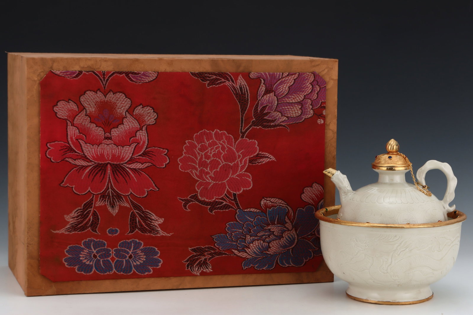 An Exquisite Ding yao Cover with Gold Flower and Phoenix Pattern Food Vessel,Inlaid Gems: An Exquisite Ding yao Cover with Gold Flower and Phoenix Pattern Food Vessel,Inlaid Gems,Song Dynasty,China,Size:9.4inx8.9in 定窑包金花卉凤纹温