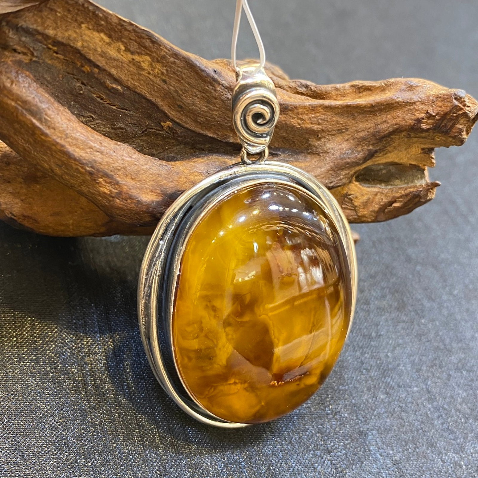 An Exquisite Beeswax Inlaid Silver Necklace: An Exquisite Beeswax Inlaid Silver Necklace,Size:1.2in,Weight:23.5g 蜜蜡镶银项链