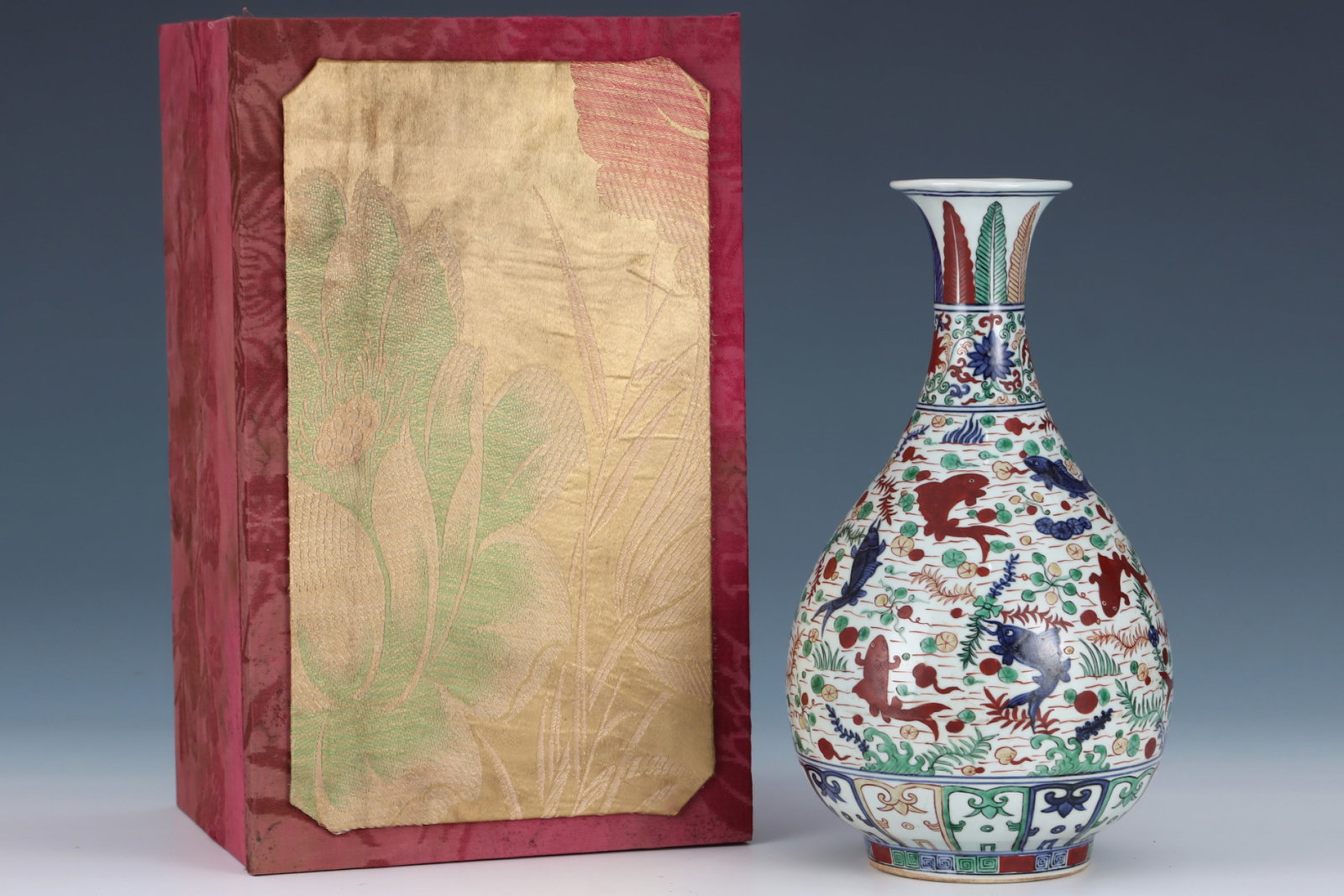 An Exquisite Wucai Hornwort Pattern Vase: An Exquisite Wucai Hornwort Pattern Vase,Ming Dynasty,China,Jiajing Six-character Mark,Size:13.2inx7.4in 五彩鱼藻纹瓶,中国明代,嘉ƃ