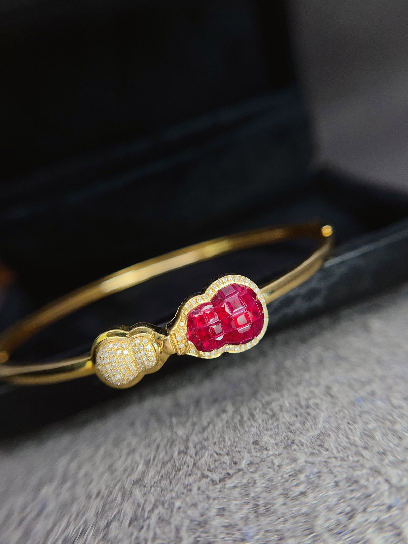A Exquisite 18k Gold Inlaid 3.50ct Natural Ruby Bracelets,Inlaid Diamond: A Exquisite 18k Gold Inlaid 3.50ct Natural Ruby Bracelets,Inlaid Diamond,Total Weight:6.47g 18k金镶 3.50ct 天然红宝石手镯,嵌钻石