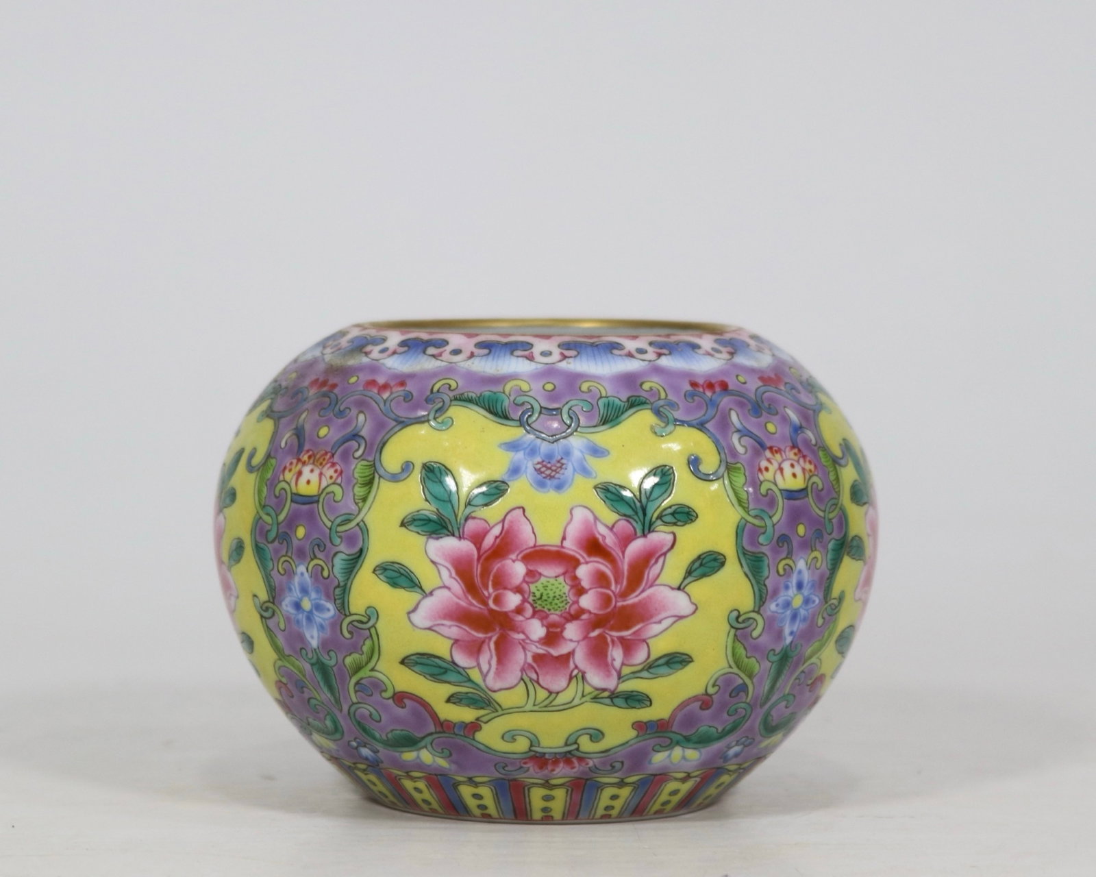 An Exquisite Famille-Rose Flower Pattern Brush Washer: An Exquisite Famille-Rose Flower Pattern Brush Washer,Qing Dynasty,China,Yongzheng Four-character Mark,Size:3.3inx4.7in 粉彩花卉纹笔洗,中国清