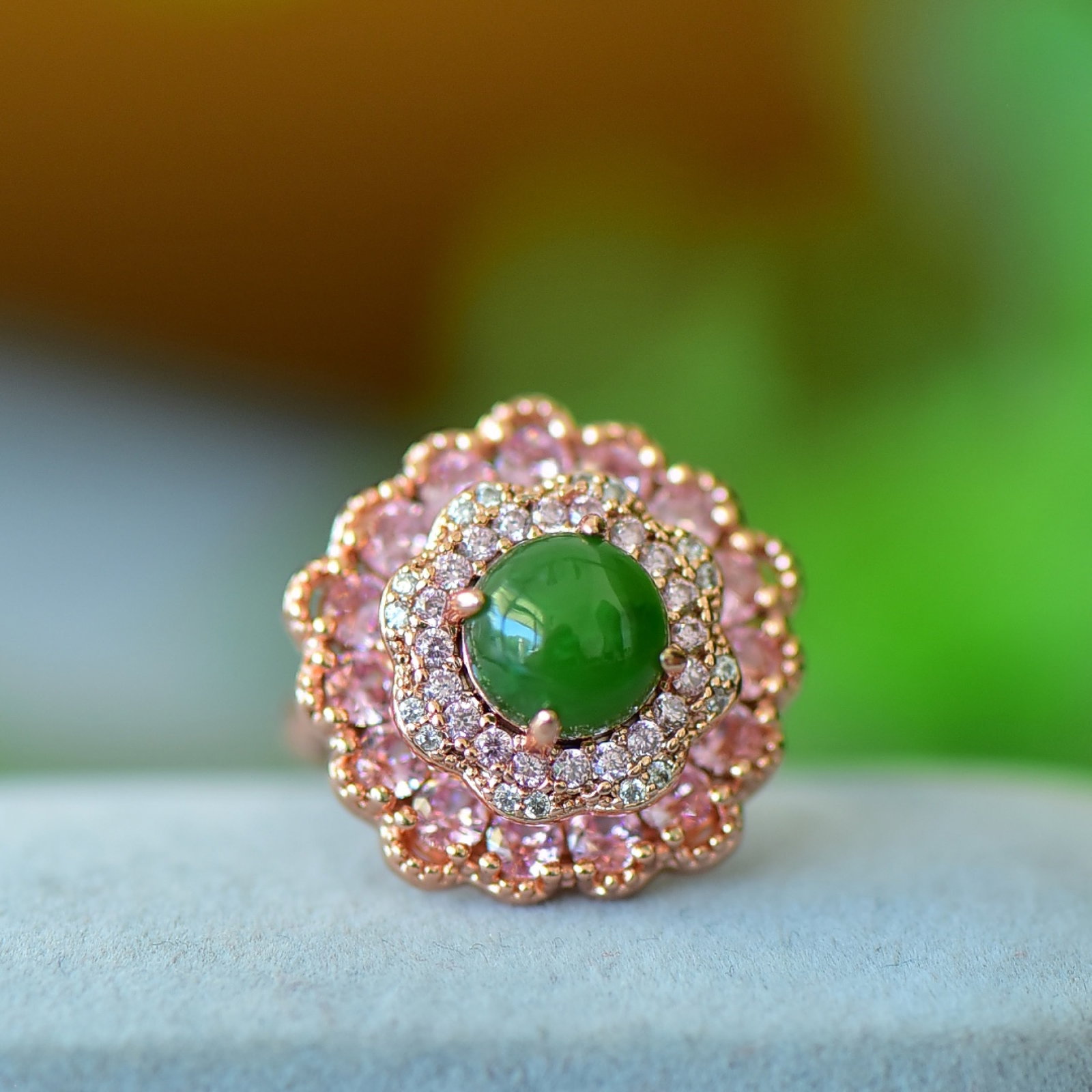 An Exquisite Bronze Inlaid Jasper Ring: An Exquisite Bronze Inlaid Jasper Ring,Size:0.3inx0.3in 铜镶碧玉戒指