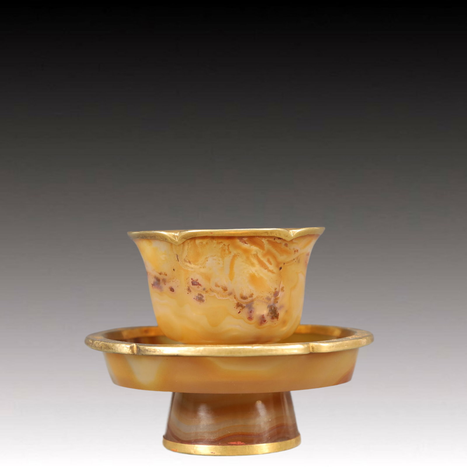 An Exquisite Agate Cover with Gold Cup: An Exquisite Agate Cover with Gold Cup,Qing Dynasty, China,Size:4.1inx3.3in,Weight:250g 玛瑙包金杯，中国清代