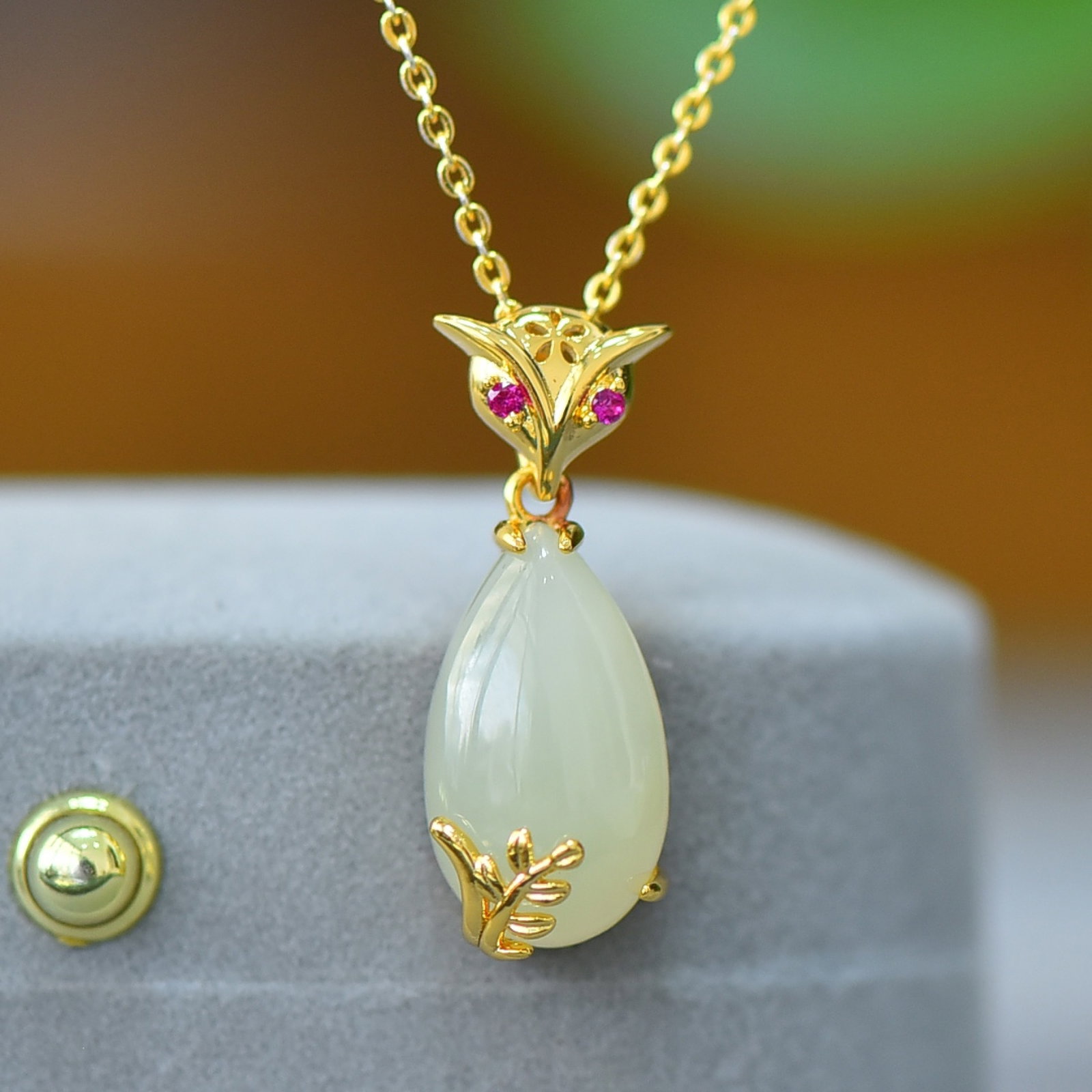 An Exquisite Bronze-Gold Plated Inlaid White Jade Necklace: An Exquisite Bronze-Gold Plated Inlaid White Jade Necklace,Size:0.4inx0.7in 铜镀金镶白玉项链