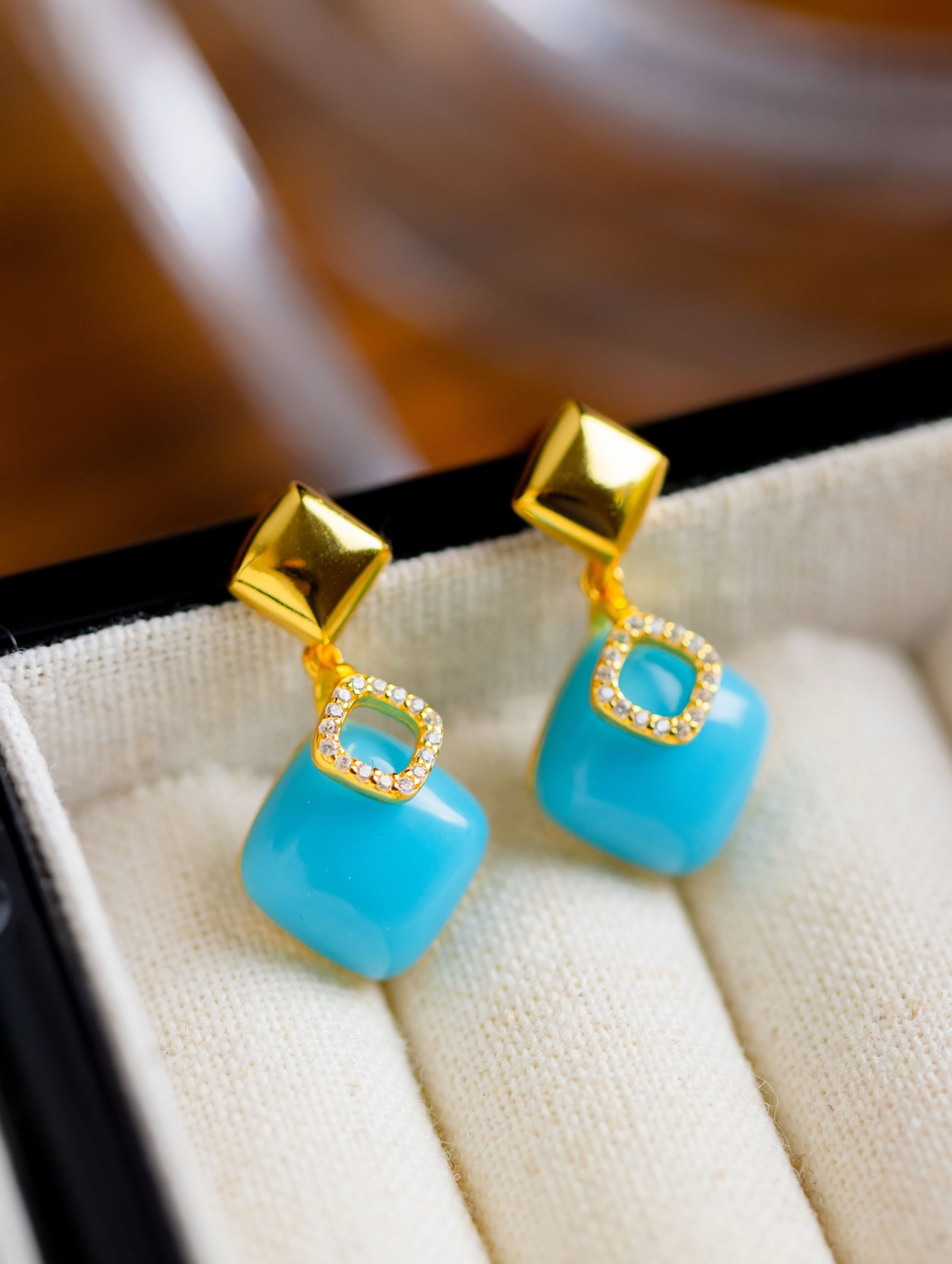 A Pair of Exquisite Sterling Silver-Gold Plated Inlaid Turquoise Earrings, Inlaid Diamond: A Pair of Exquisite Sterling Silver-Gold Plated Inlaid Turquoise Earrings, Inlaid Diamond 一对纯银镀金镶绿松石耳环,嵌ż
