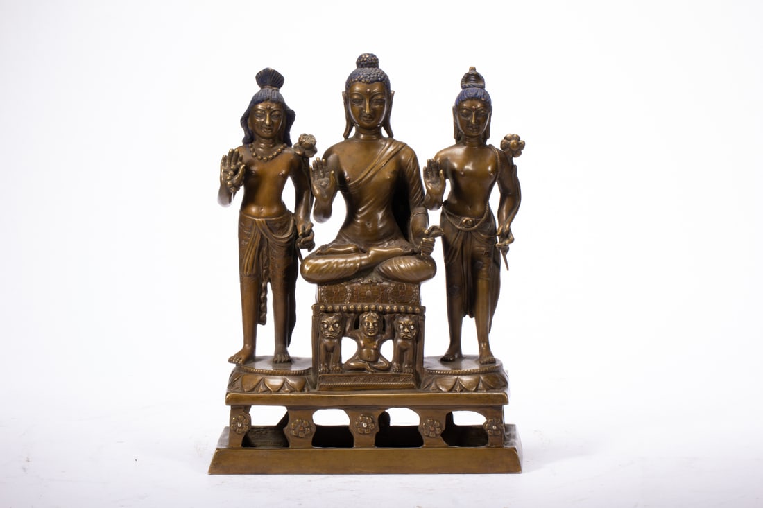 A Solemn Alloy Copper Statue of Sakyamuni: A Solemn Alloy Copper Statue of Sakyamuni,Ming Dynasty,China,Size:7.9inx3.1inx10.6in,Weight:2590g 合金铜释迦摩尼像,中国明代