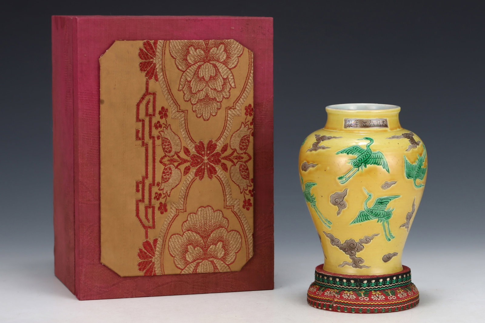 An Exquisite Biscuit Auspicious Cloud and Crane Pattern Vase: An Exquisite Biscuit Auspicious Cloud and Crane Pattern Vase,Ming Dynasty,China,Hongzhi Six-character Mark,Size:5.9inx4.5in 素三彩祥云鹤纹瓶,中