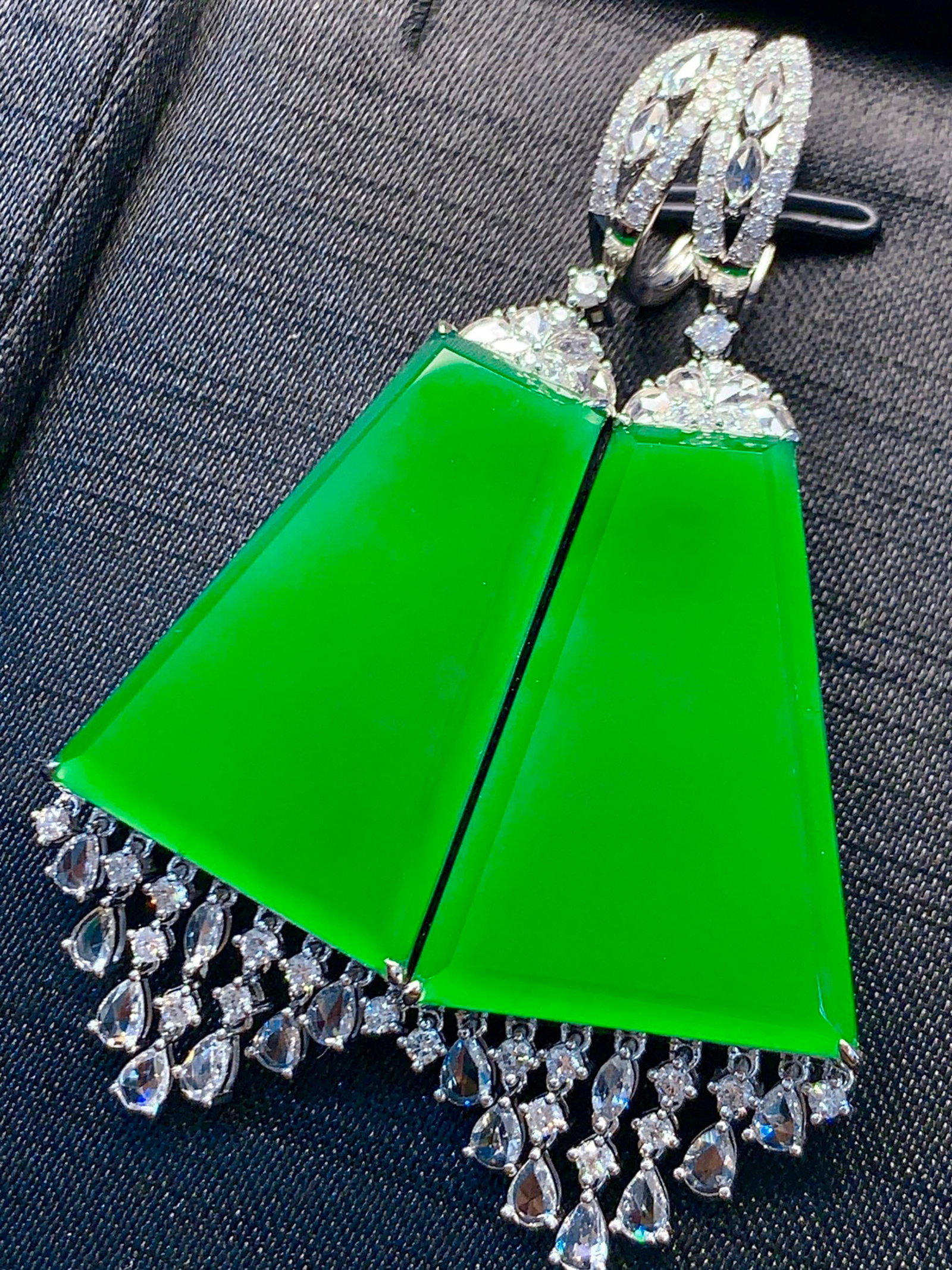 A Pair of Exquisite 18k Gold Diamond Inlaid Jadeite Earrings: A Pair of Exquisite 18k Gold Diamond Inlaid Jadeite Earrings,Size(Loose Stone):1.2inx0.8inx0.1in 一对18k金钻镶嵌翡翠耳环