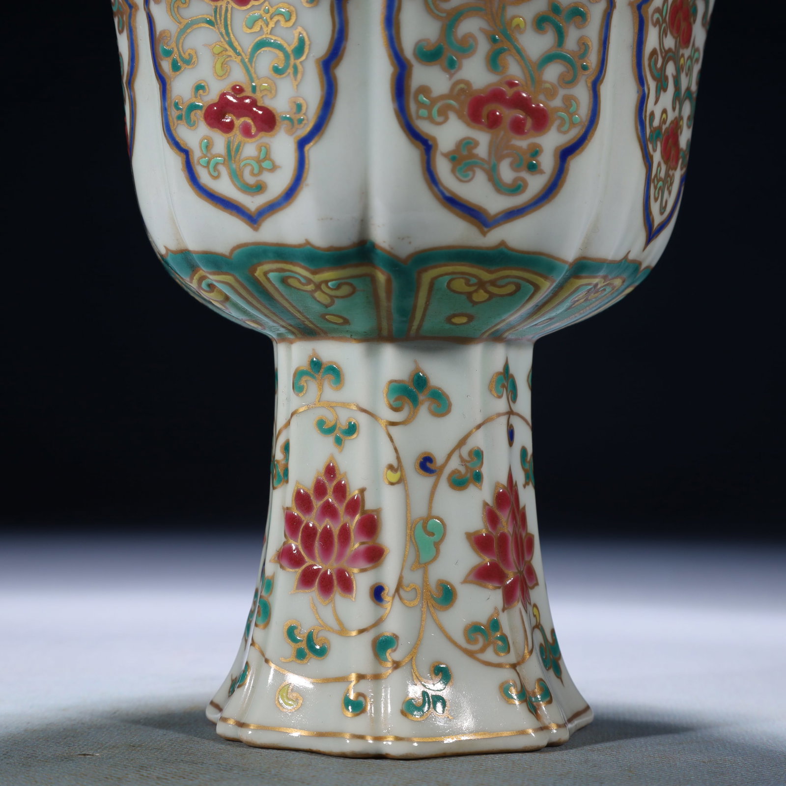 An Exquisite Wucai Lotus Pattern Stem Cup - 3