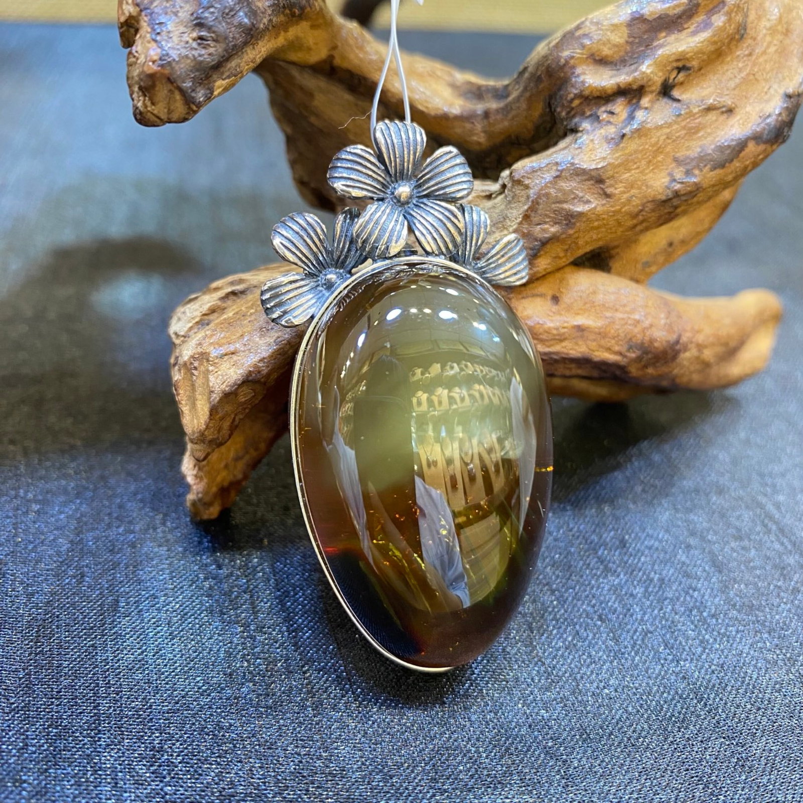 An Exquisite Beeswax Inlaid Silver Necklace: An Exquisite Beeswax Inlaid Silver Necklace,Size:1.1in,Weight:18.6g 蜜蜡镶银项链