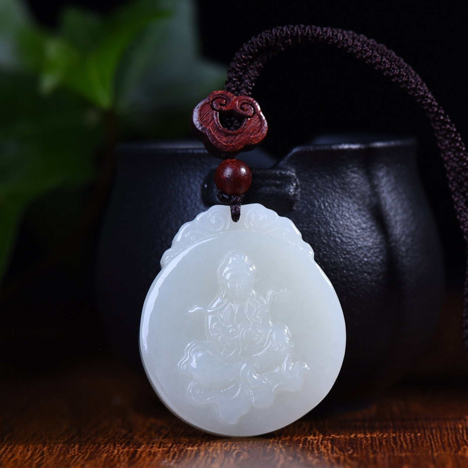 An Exquisite White Jade Statue of Avalokitesvara Pendant: An Exquisite White Jade Statue of Avalokitesvara Pendant,Size:1.4inx1.6in 白玉观音像挂件