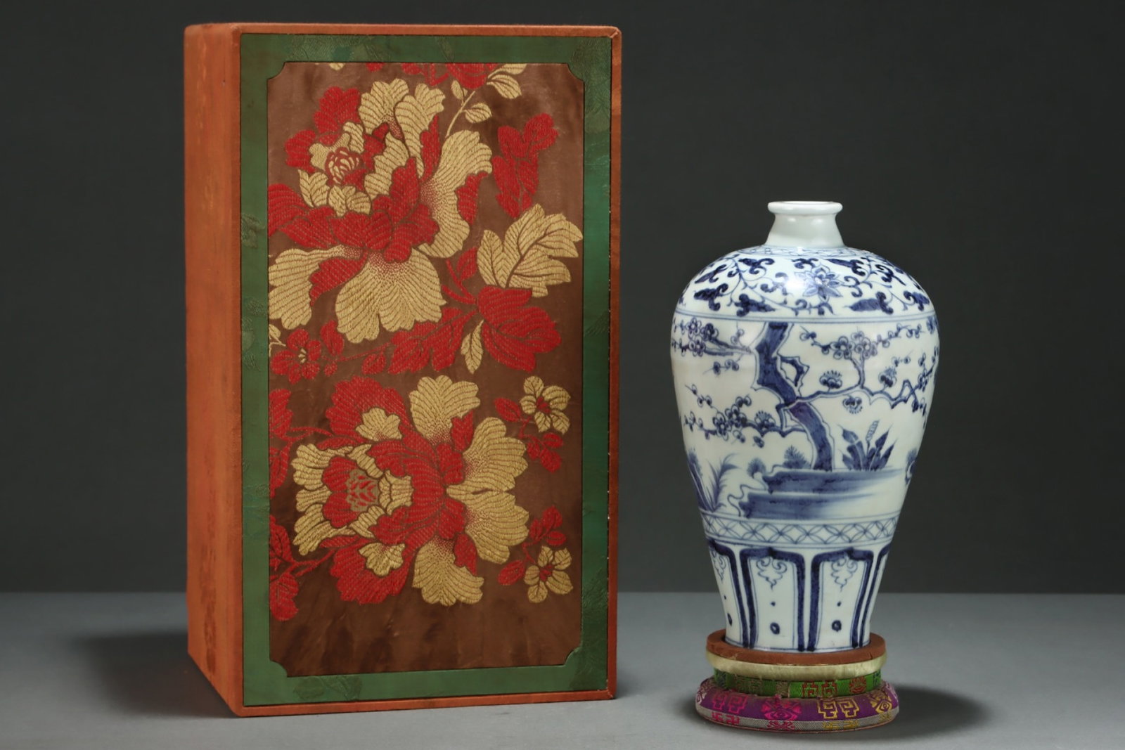 An Exquisite Blue and White Pine,Bamboo and Plum Blossom Pattern Vase: An Exquisite Blue and White Pine,Bamboo and Plum Blossom Pattern Vase,Yuan Dynasty,China,Size:10.4inx6.2in 青花松竹梅纹瓶,中国元代