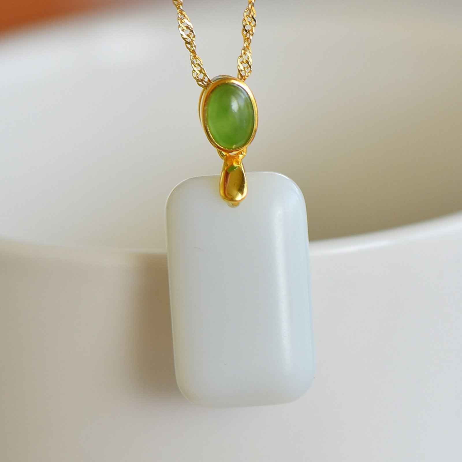 An Exquisite Sterling Silver-Gold Plated Inlaid White Jade Necklace,Inlaid Jasper: An Exquisite Sterling Silver-Gold Plated Inlaid White Jade Necklace,Inlaid Jasper,Size:0.6inx0.9in 纯银镀金镶白玉项链,嵌碧玉