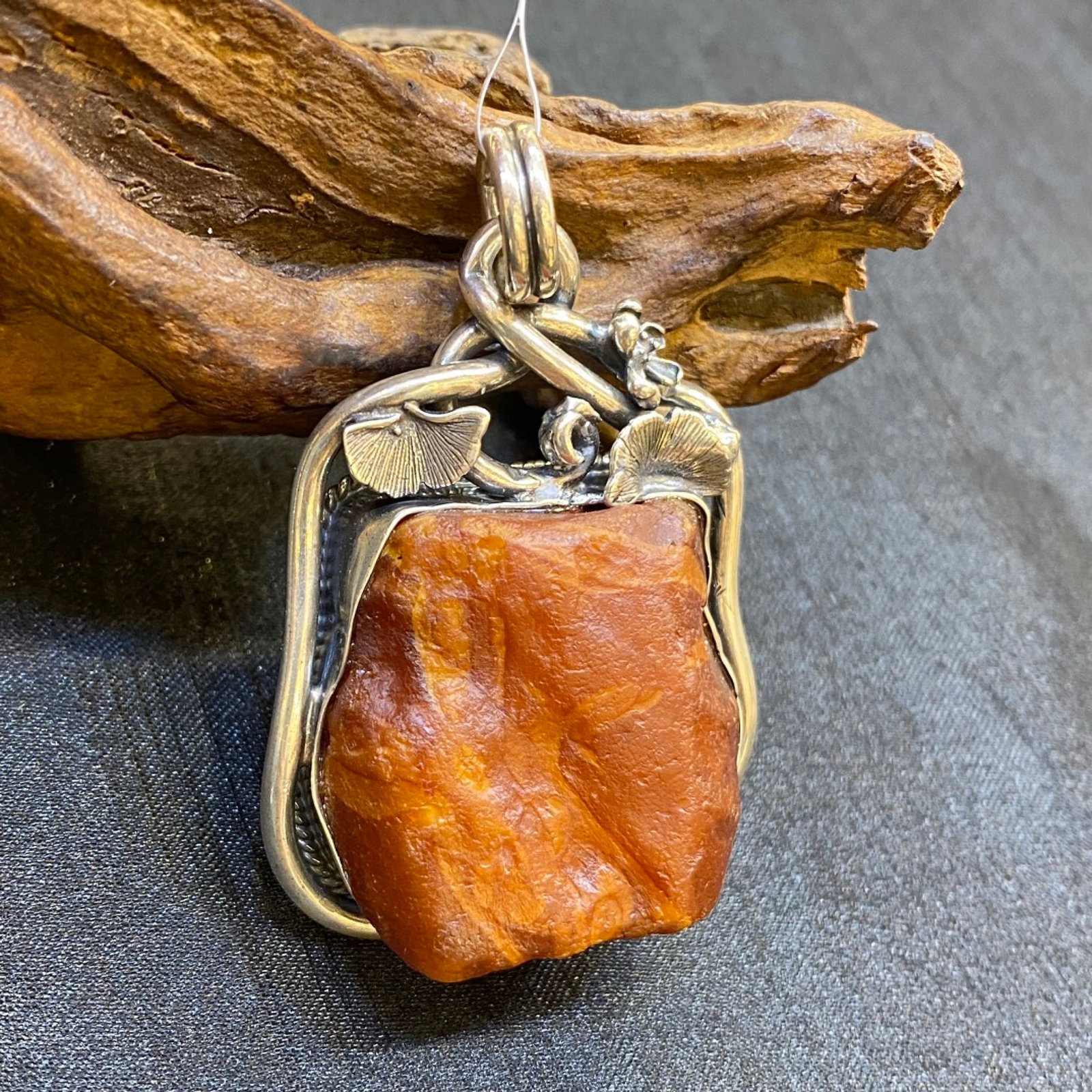 An Exquisite Beeswax Inlaid Silver Necklace: An Exquisite Beeswax Inlaid Silver Necklace,Size:1.5in,Weight:36.4g 蜜蜡镶银项链