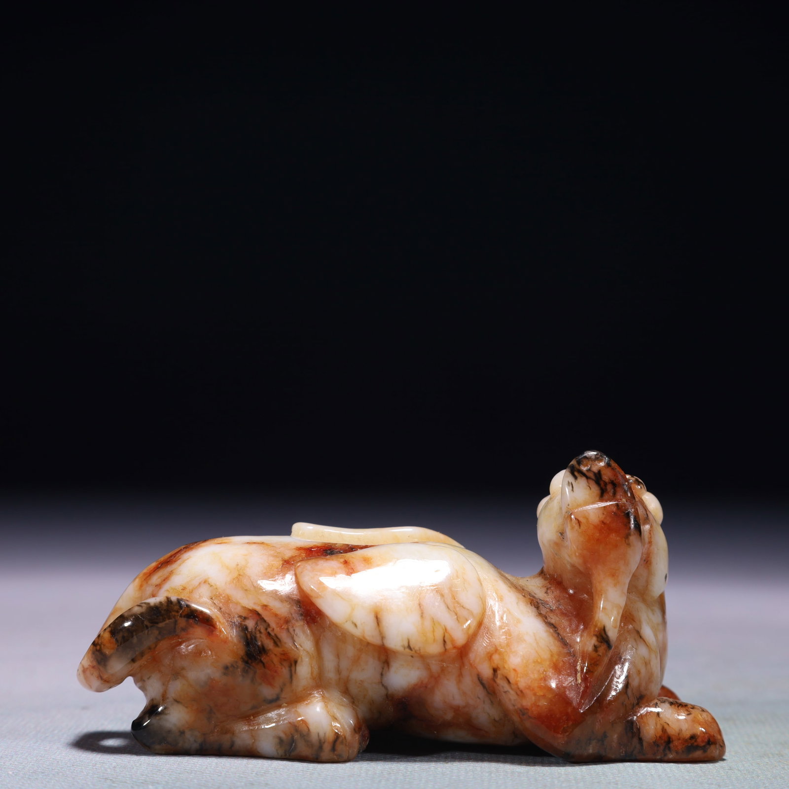 An Exquisite White Jade Unicorn Ornament: An Exquisite White Jade Unicorn Ornament,Qing Dynasty,China,Size:3.9inx2inx1.8in,Weight:254.5g 白玉独角兽摆件,中国清代