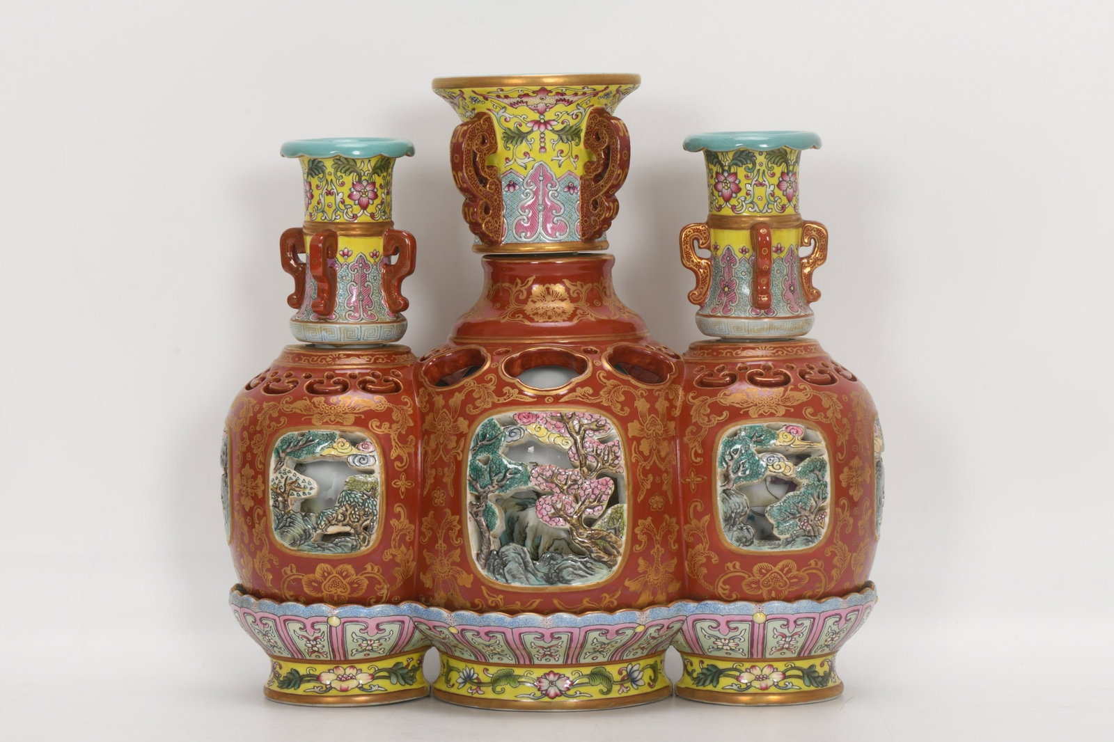 An Exquisite Enamel Iron-Red Landscape Pattern Conjoined bottles: An Exquisite Enamel Iron-Red Landscape Pattern Conjoined bottles,Qing Dynasty,China,Qianlong Six-character Mark,Size:10.6inx11.2in 珐琅彩矾红山水纹Ű