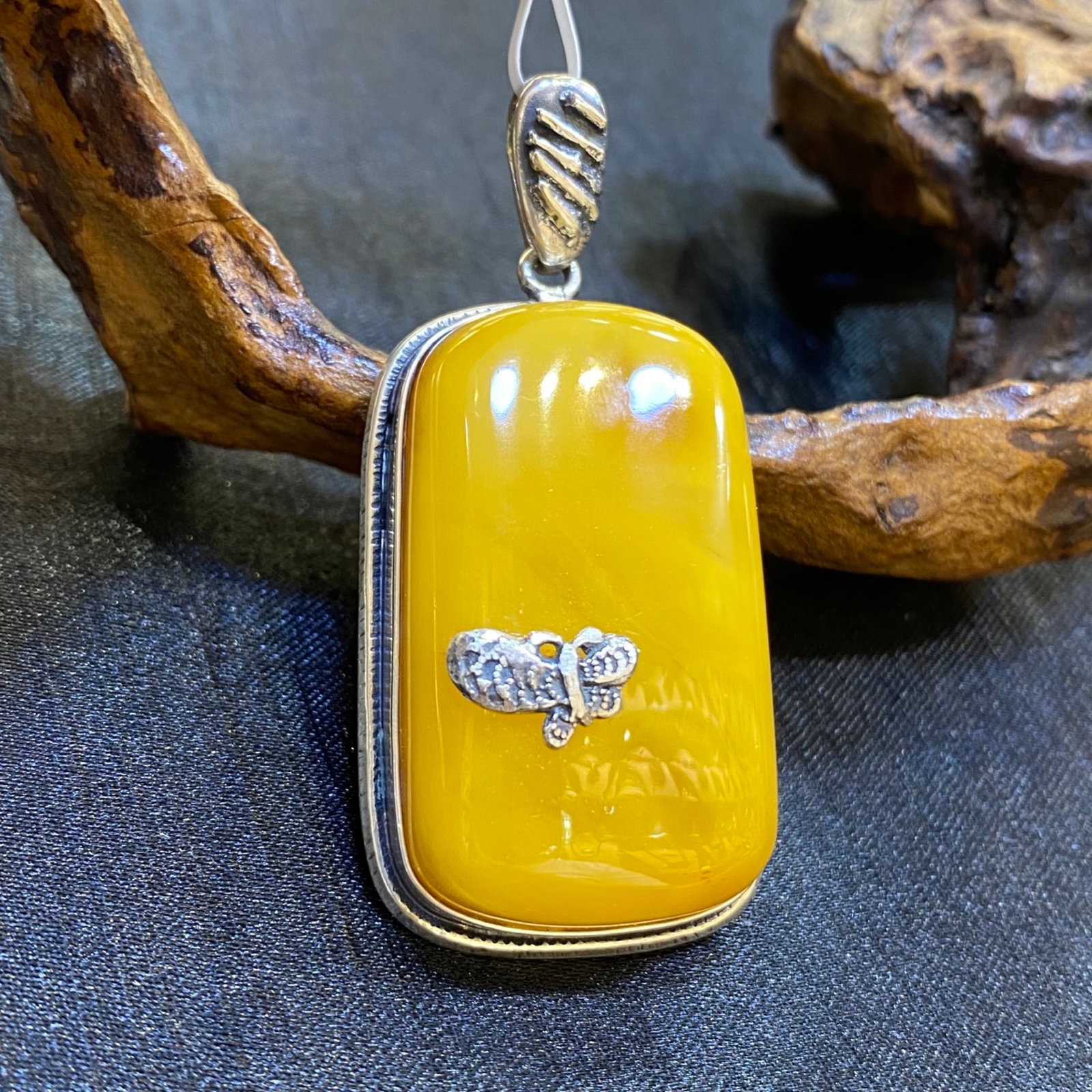 An Exquisite Beeswax Inlaid Silver Necklace: An Exquisite Beeswax Inlaid Silver Necklace,Size:1in,Weight:17g 蜜蜡镶银项链