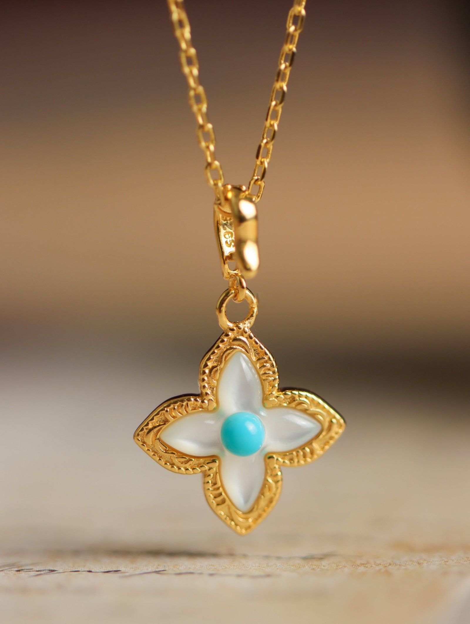 An Exquisite Sterling Silver-Gold Plated Inlaid Turquoise Pendant,Inlaid Shell: An Exquisite Sterling Silver-Gold Plated Inlaid Turquoise Pendant,Inlaid Shell 纯银镀金镶绿松石吊坠,嵌贝壳