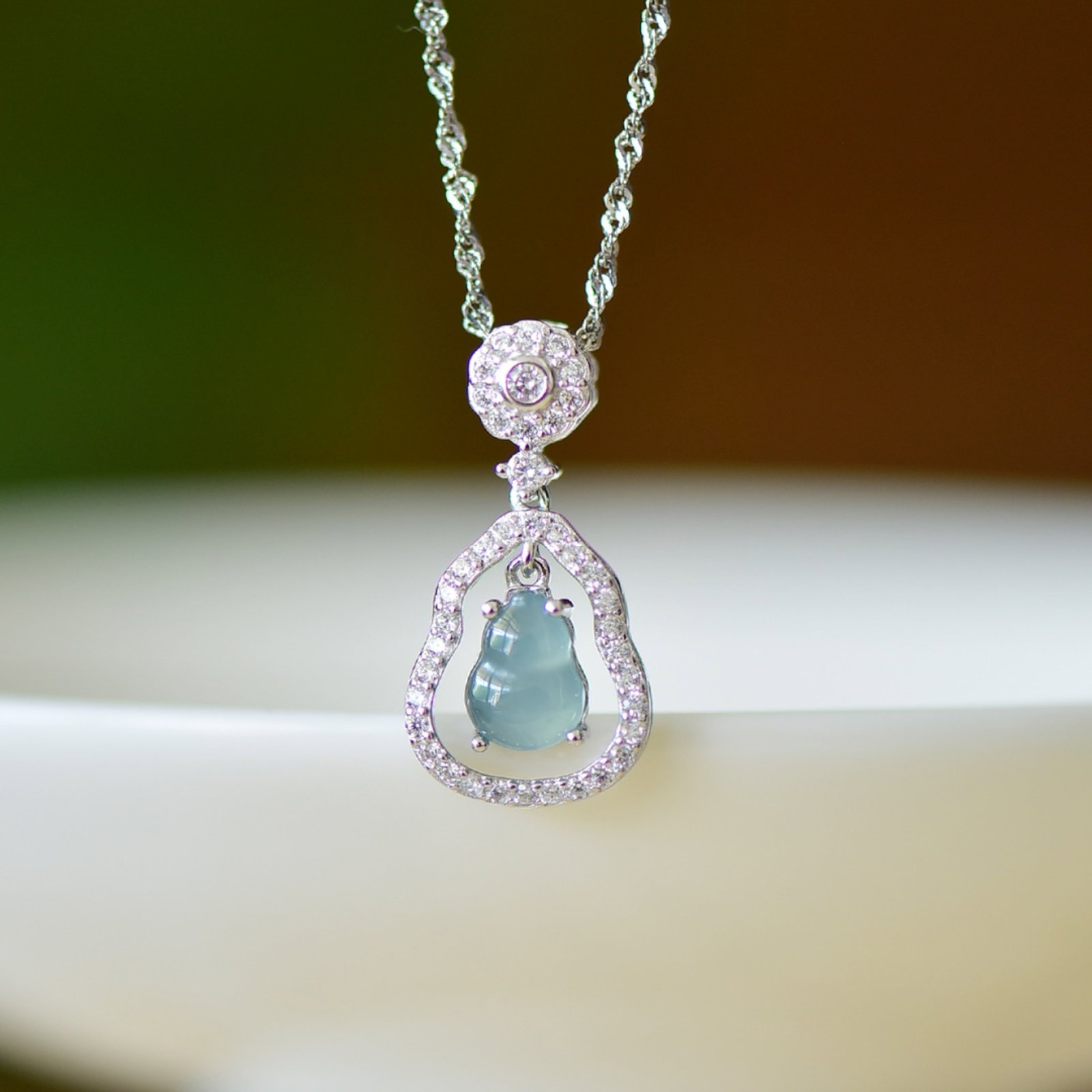 An Exquisite Sterling Silver Inlaid Jadeite Pendant: An Exquisite Sterling Silver Inlaid Jadeite Pendant,Size:0.2inx0.3in 纯银镶翡翠吊坠