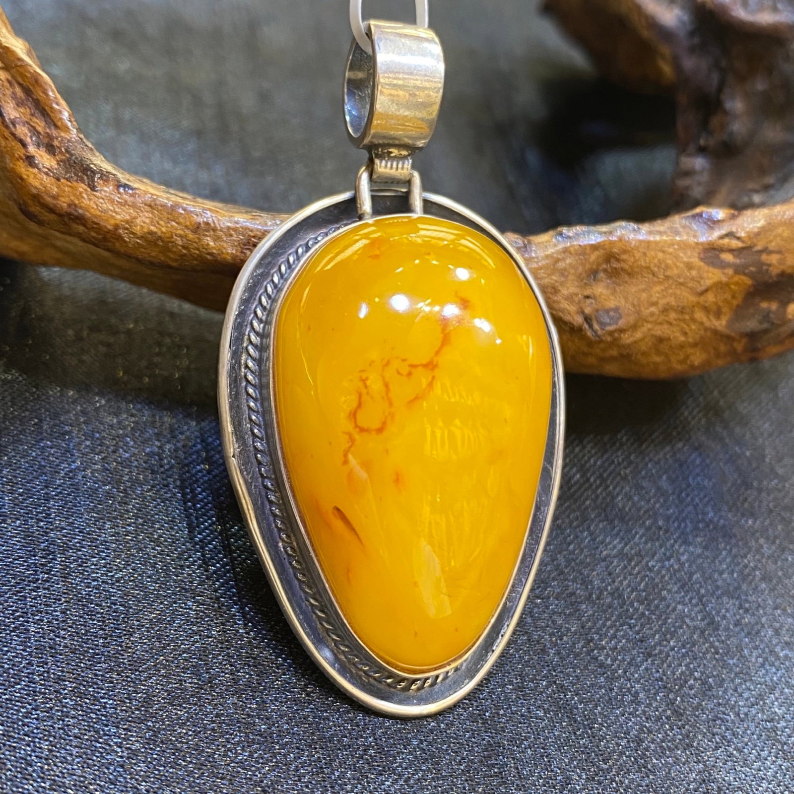 An Exquisite Beeswax Inlaid Silver Necklace: An Exquisite Beeswax Inlaid Silver Necklace,Size:0.9in,Weight:14.4g 蜜蜡镶银项链