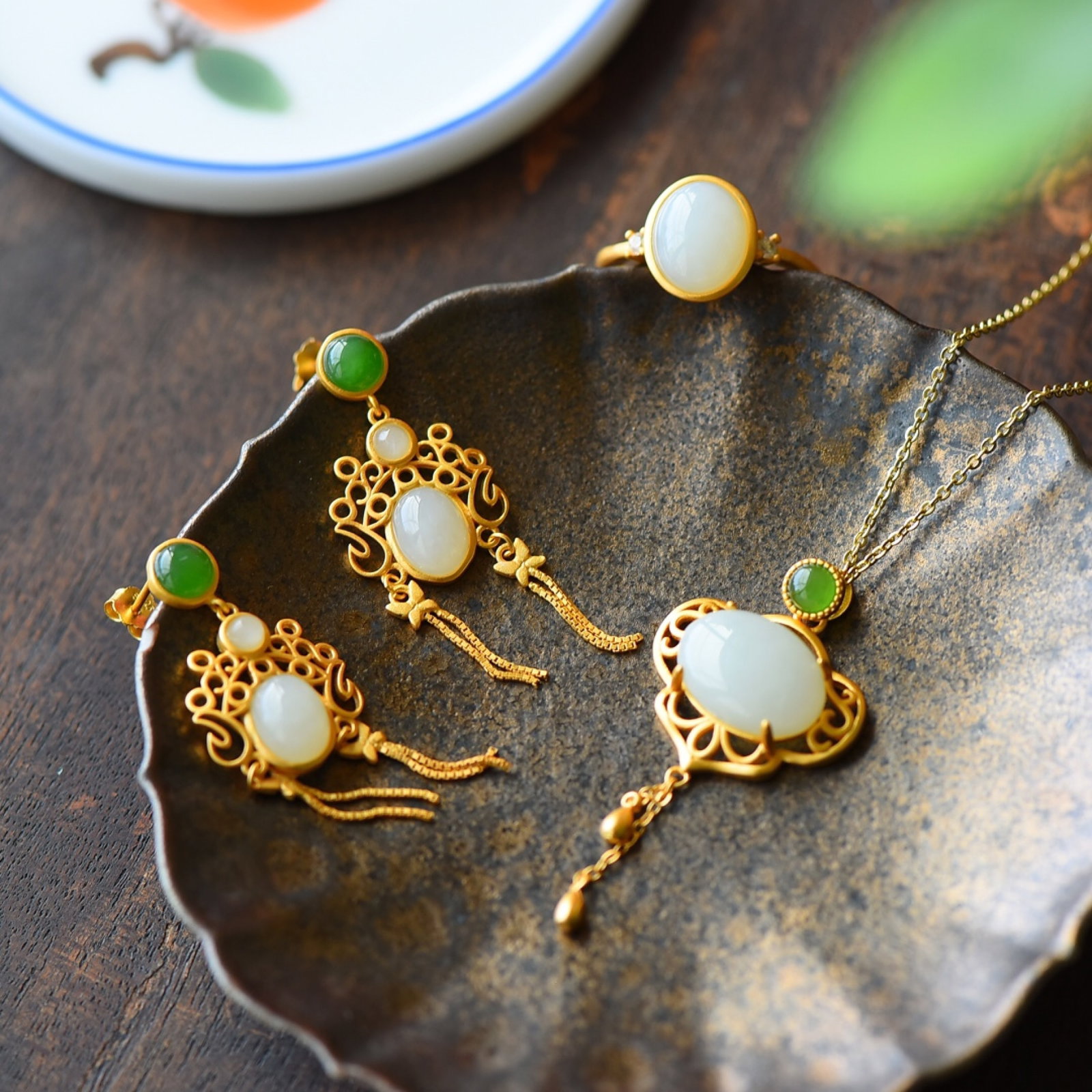 A Set of Fine Sterling Silver-Gold Plated Inlaid White Jade Jewelry,Inlaid Jasper: A Set of Fine Sterling Silver-Gold Plated Inlaid White Jade Jewelry,Inlaid Jasper,Size:(Necklace)0.8inx1.6in,(Ring)0.4inx0.4in,(Earring)0.6inx1.6in 一套纯银镀金&