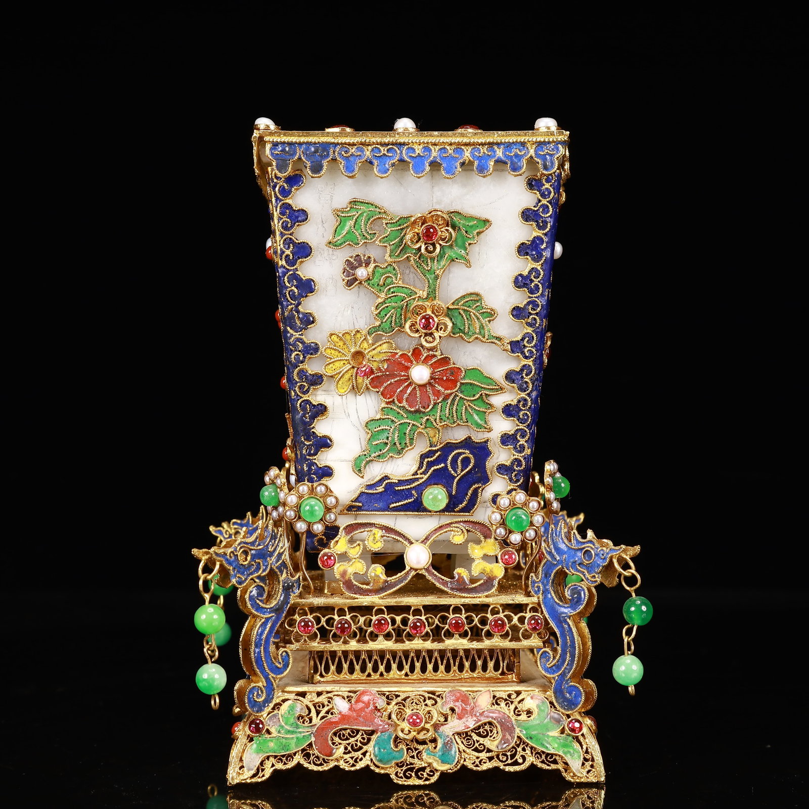 An Exquisite Filigree and Gilding Inlaid White Jade Flower Pattern Vase,Inlaid Gems: An Exquisite Filigree and Gilding Inlaid White Jade Flower Pattern Vase,Inlaid Gems,Qing Dynasty, China,Qianlong Four-Character Mark,Size:4.7inx7.1in,Weight:850g 花丝鎏金॔