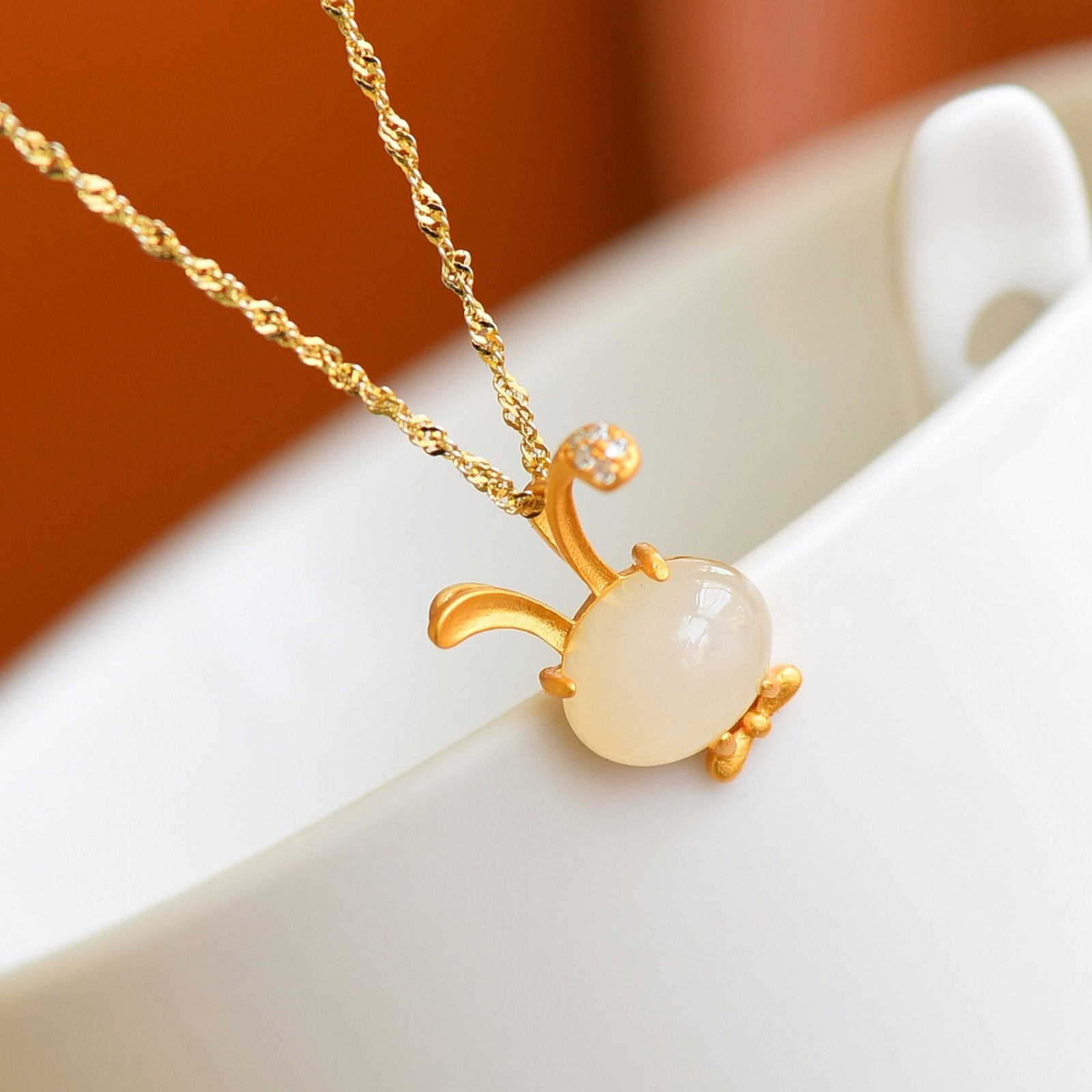 An Exquisite Sterling Silver-Gold Plated Inlaid White Jade Necklace,Inlaid Diamond: An Exquisite Sterling Silver-Gold Plated Inlaid White Jade Necklace,Inlaid Diamond,Size:0.3inx0.4in 纯银镀金镶白玉项链,嵌钻石