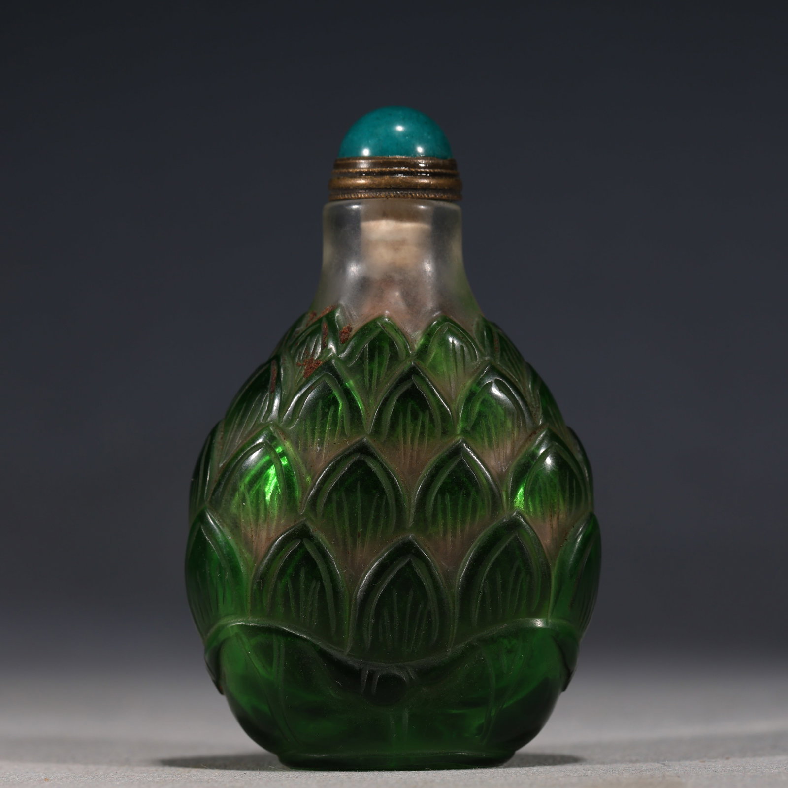 An Exquisite Overlaid Green Glass Snuff Bottle With Lotus Petal Pattern (1 of 5)