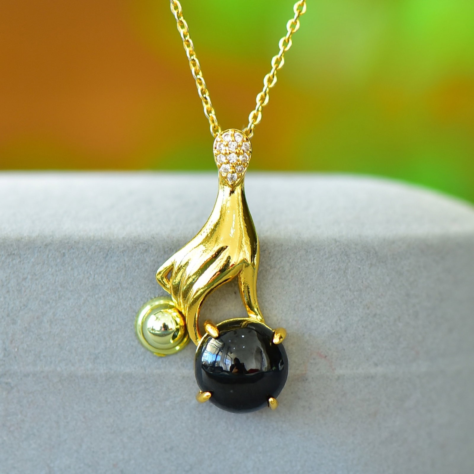 An Exquisite Bronze-Gold Plated Inlaid Green Jade Necklace: An Exquisite Bronze-Gold Plated Inlaid Green Jade Necklace,Size:0.4inx0.4in 铜镀金镶青玉项链