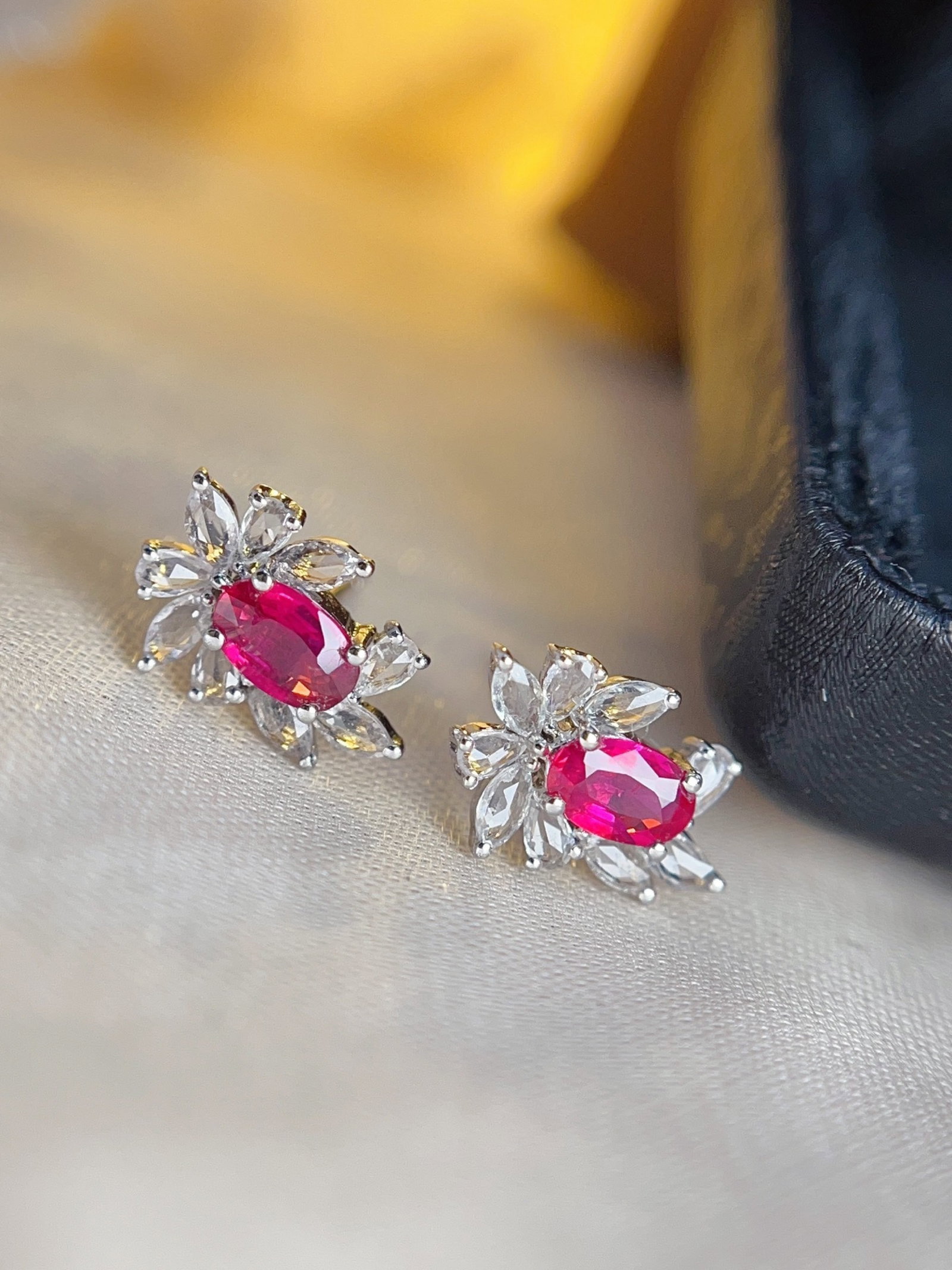 A Pair of Exquisite 18k Gold Inlaid 0.65ct Natural Ruby Earrings,Inlaid Gems: A Pair of Exquisite 18k Gold Inlaid 0.65ct Natural Ruby Earrings,Inlaid Gems,Total Weight:1.18g 一对18k金镶 0.65ct 天然红宝石耳钉,