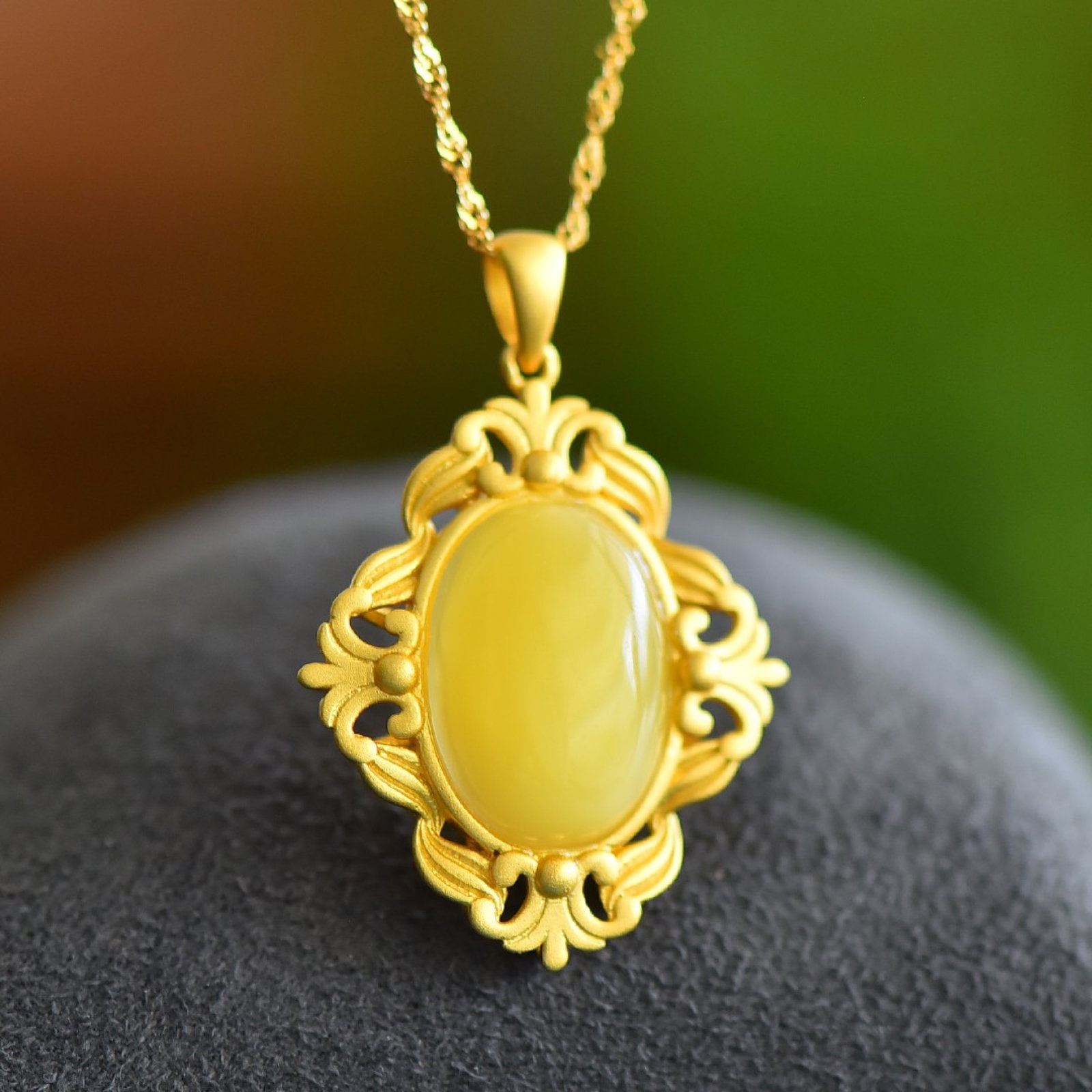 An Exquisite Sterling Silver-Gold Plated Inlaid Amber Pendant: An Exquisite Sterling Silver-Gold Plated Inlaid Amber Pendant,Size:0.5inx0.7in 纯银镀金镶琥珀吊坠