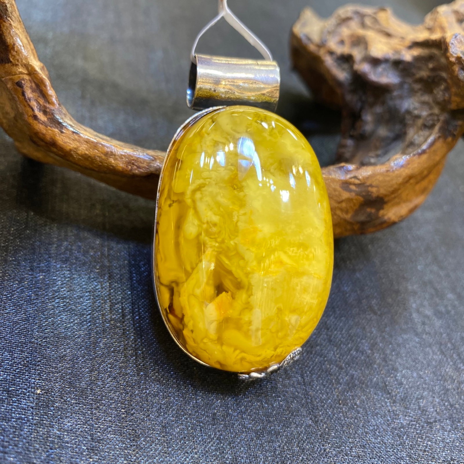 An Exquisite Beeswax Inlaid Silver Necklace: An Exquisite Beeswax Inlaid Silver Necklace,Size:1.2in,Weight:20.2g 蜜蜡镶银项链