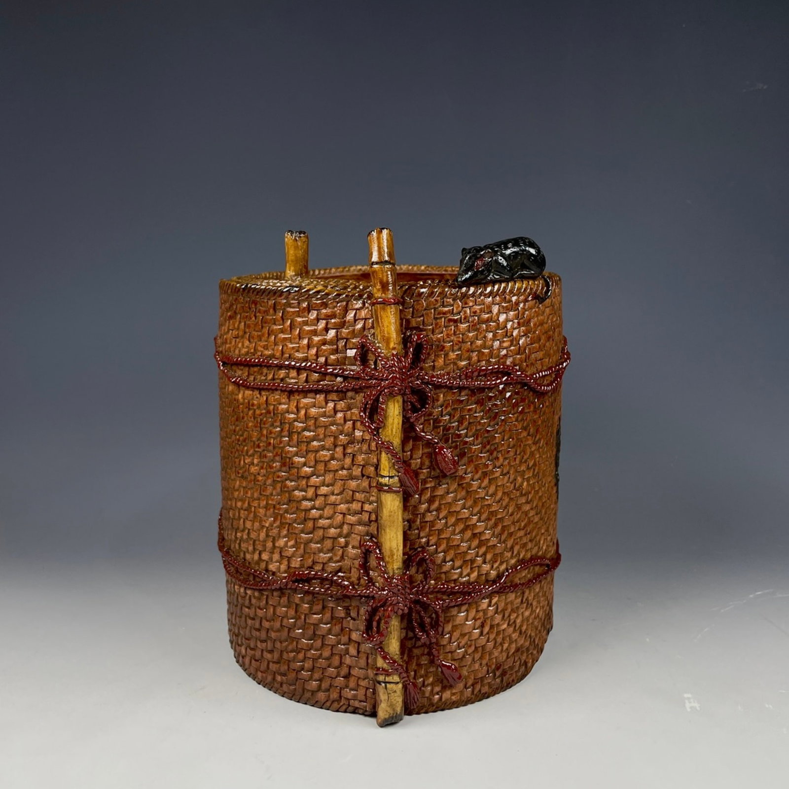 An Exquisite Biomimetic porcelain Brush Pot: An Exquisite Biomimetic porcelain Brush Pot,Qing Dynasty,China,Qianlong Six-character Mark,Size:5.9inx5.5in 仿生瓷笔筒,中国清代,乾隆&#