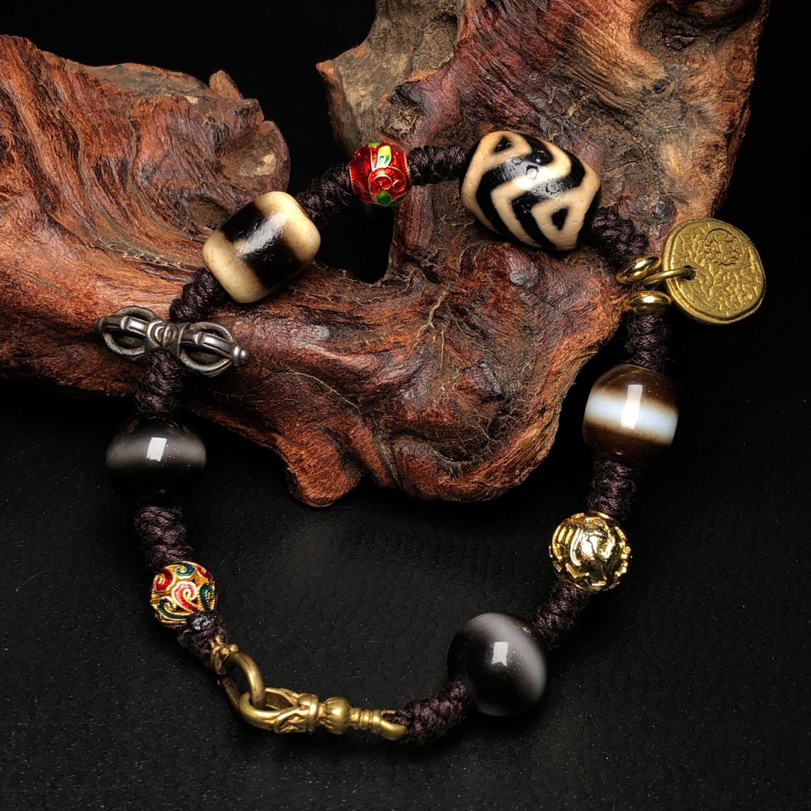 An Exquisite Dzi Bead Bracelet: An Exquisite Dzi Bead Bracelet,Size:0.7inx0.5in 天珠手串